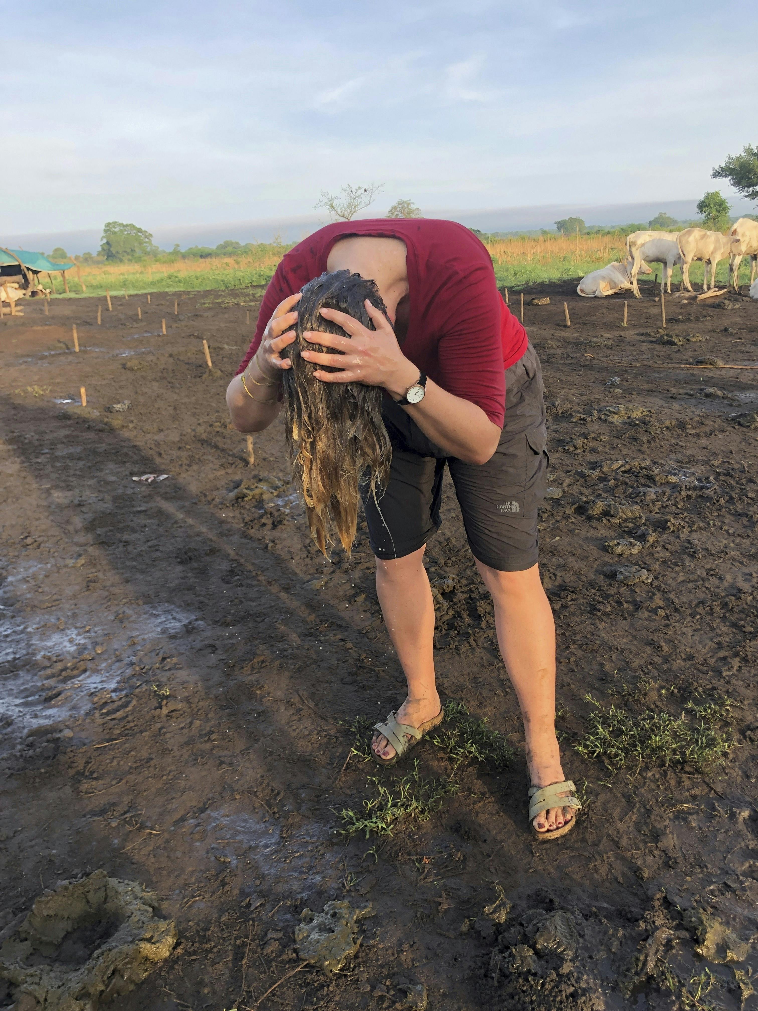Når Mette rejser, går hun så meget som muligt ind i den lokale kultur med mad, tøj og ritualer – her vasker hun, sammen med en af mændene fra stammen, hår i kotis, som skulle have en lysnende effekt.