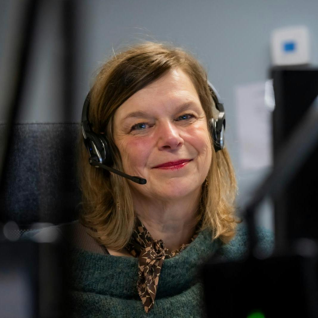 Helle Enghardt får også talt om sin egen sorg, når hun besvarer opkald fra andre, der har mistet en nær.