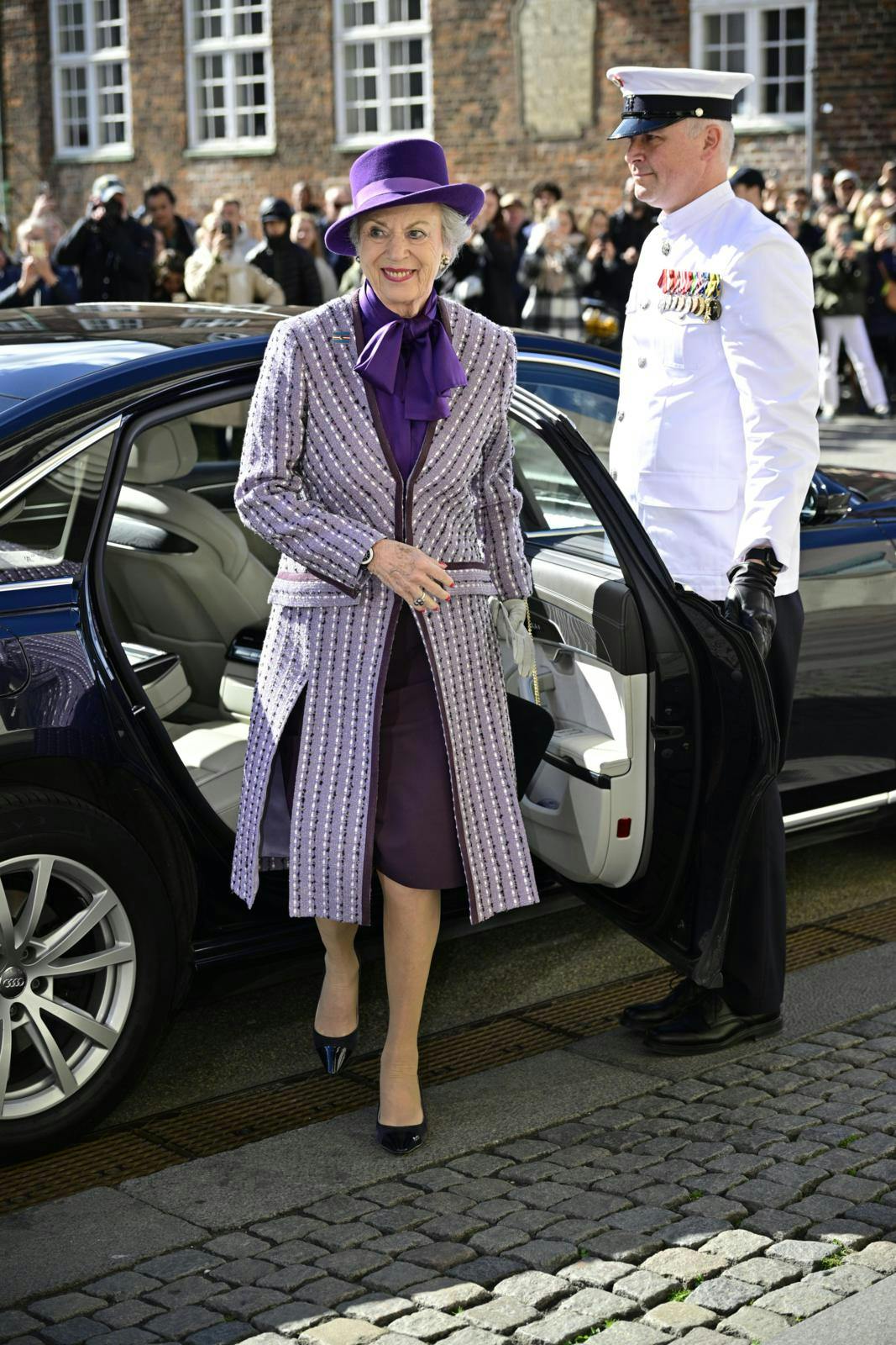 Prinsesse Benedikte lod sig ikke mærke til noget - hun vidste selvfølgelig heller ikke, at justitsministeren ville løbe i hælene på hende.