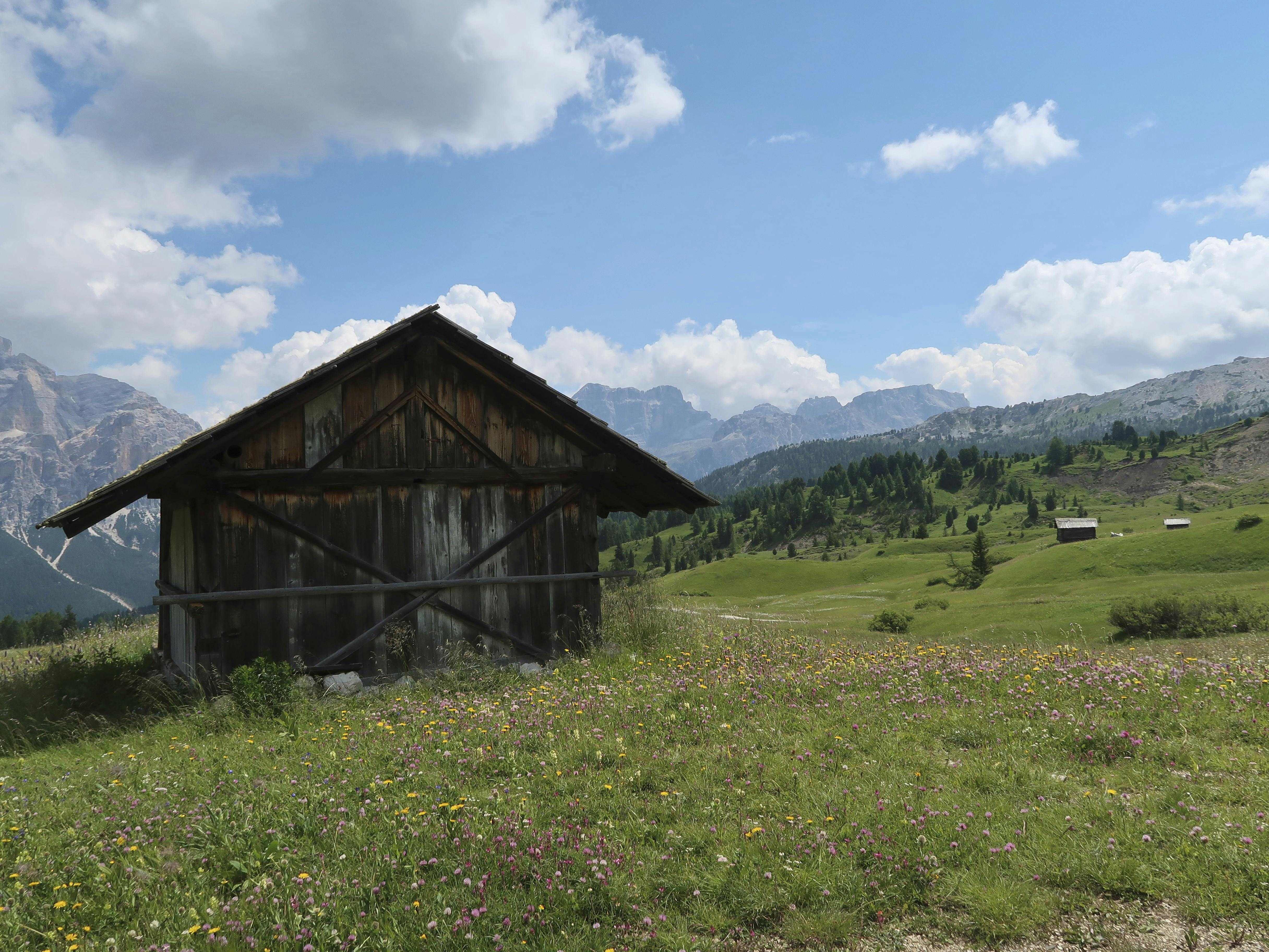 https://imgix.femina.dk/2025-05-08/Dolomitterne-hytte-FOTO-Sara-Madsen.jpg