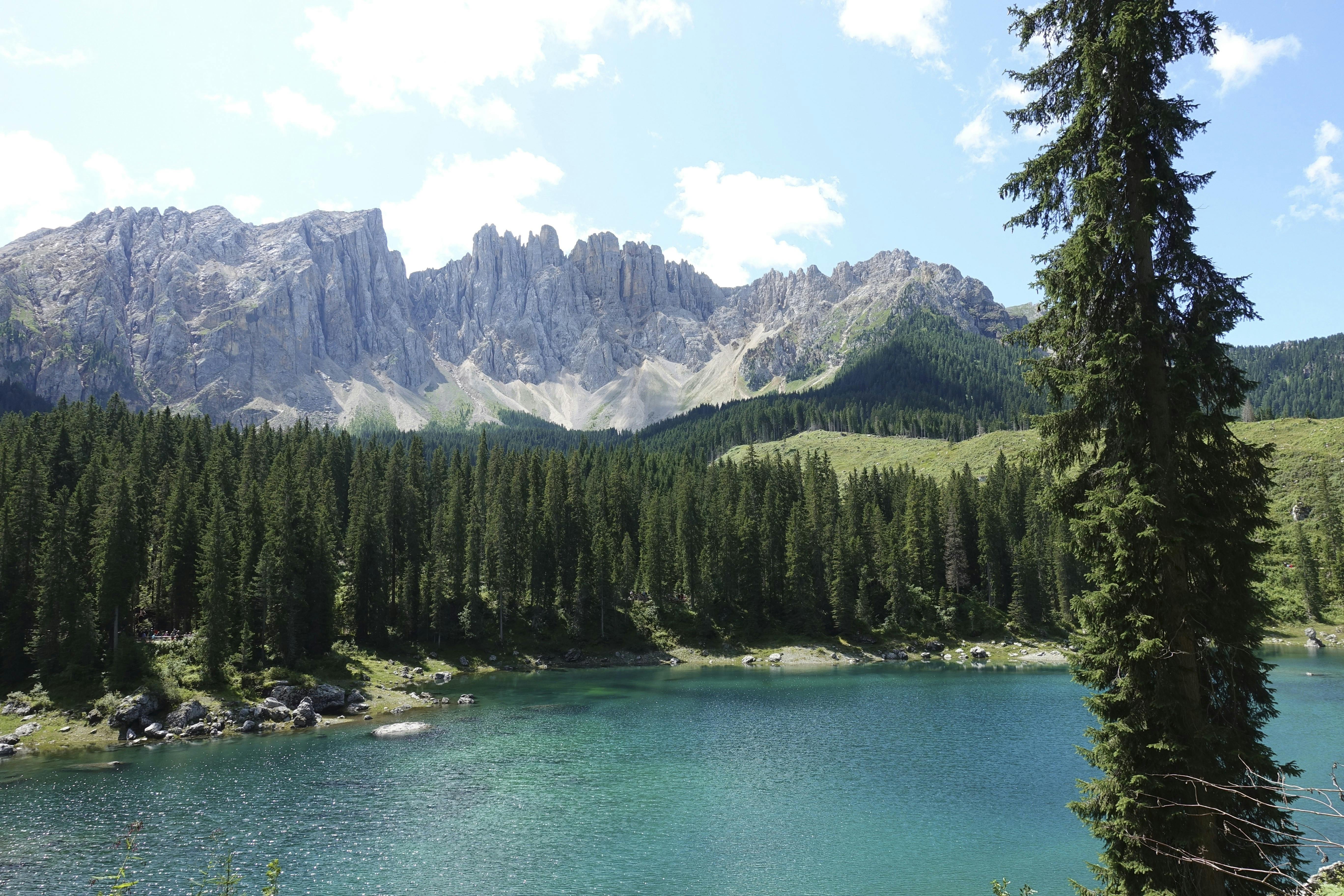https://imgix.femina.dk/2025-05-08/Lake-Carezza-1-FOTO-Sara-Madsen.jpg