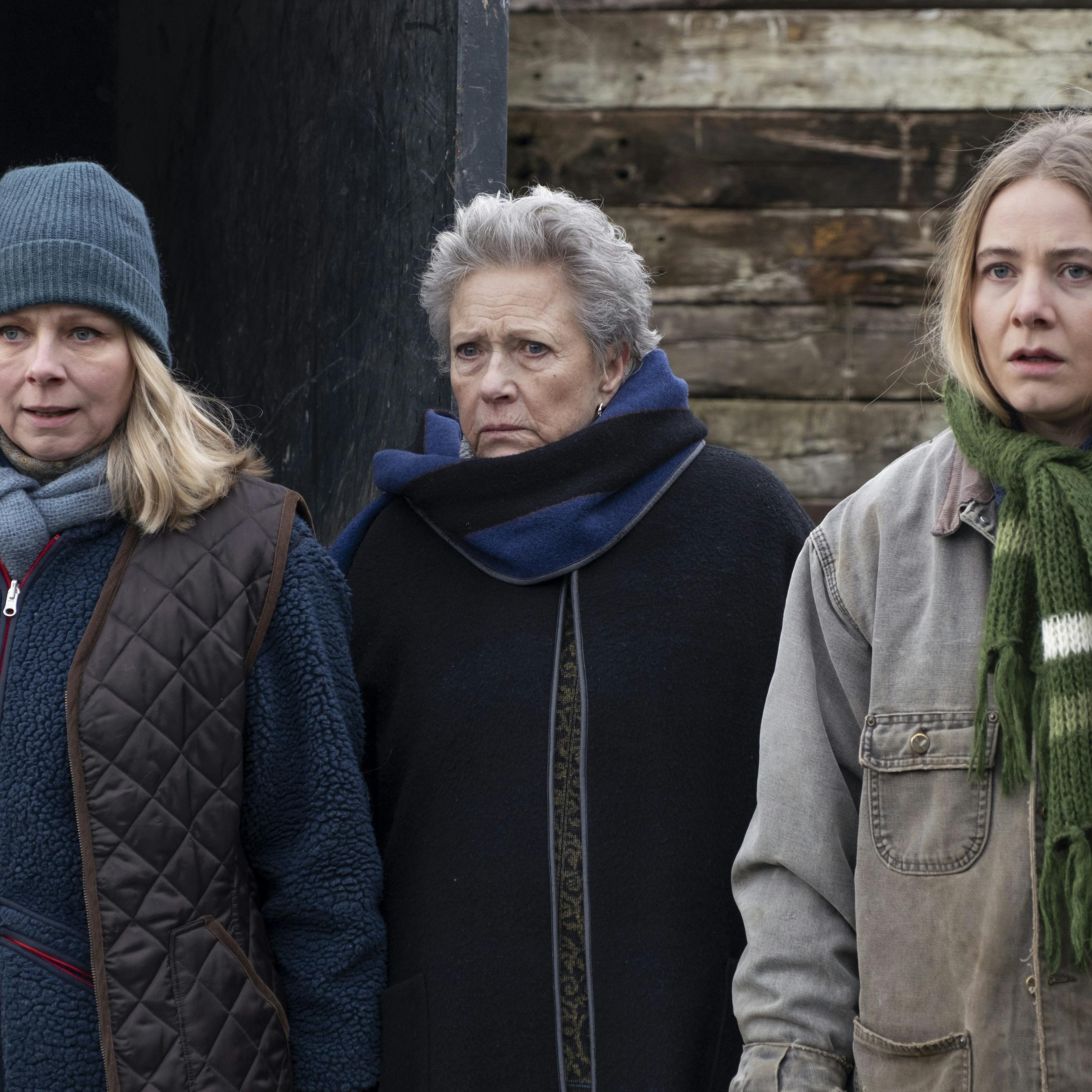 https://imgix.femina.dk/2025-05-09/Copy-of-Still01_Ingen-Kaere-Mor_Lene-Maria-Christensen_Birthe-Neumann_Freja-Klint-Sandberg_Photo-credit_Christian-Geisnaes.jpg