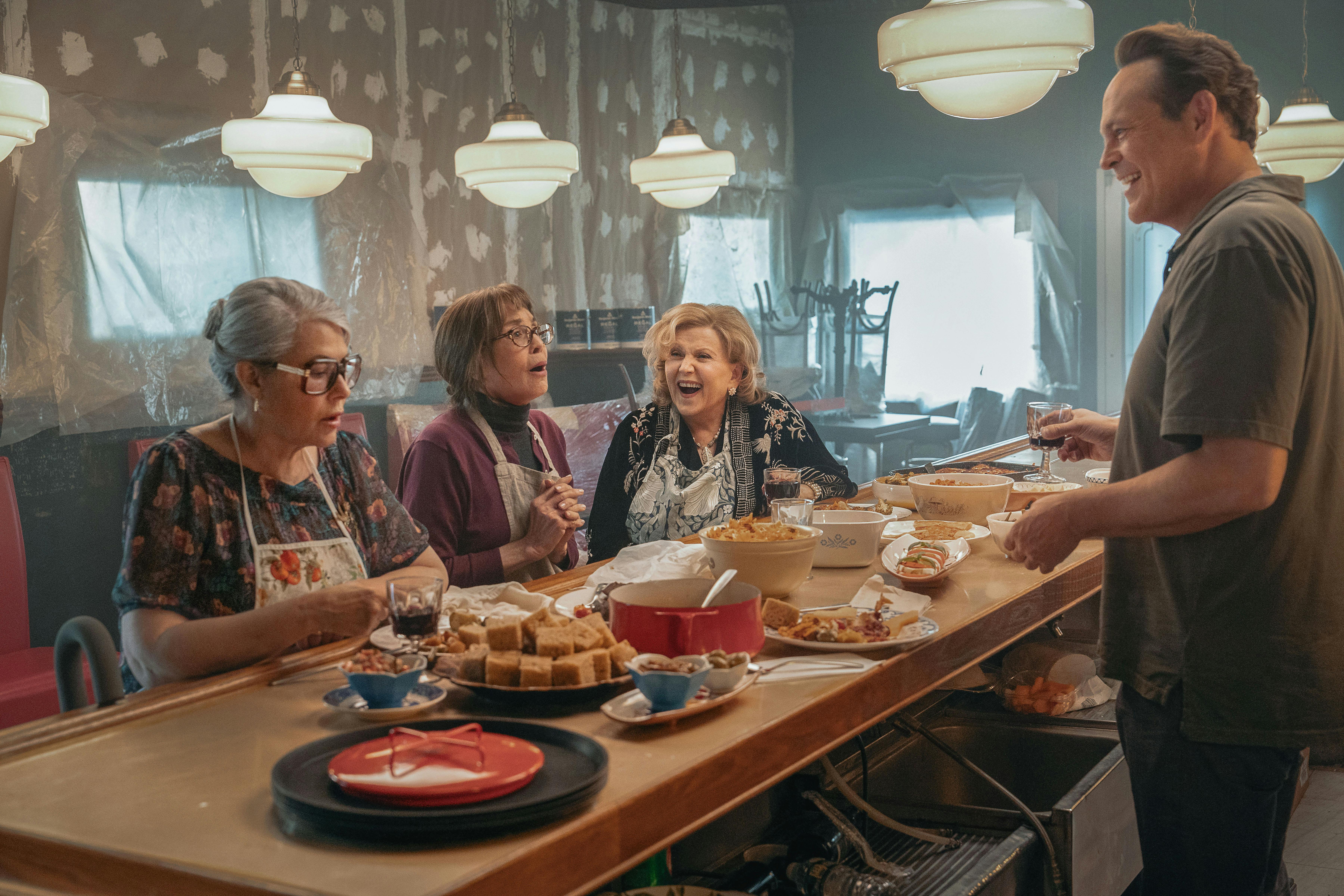 Lorraine Bracco som Roberta, Talia Shire som Teresa, Brenda Vaccaro som Antonella og Vince Vaughn som Joe Scaravella i 'Nonnas' 