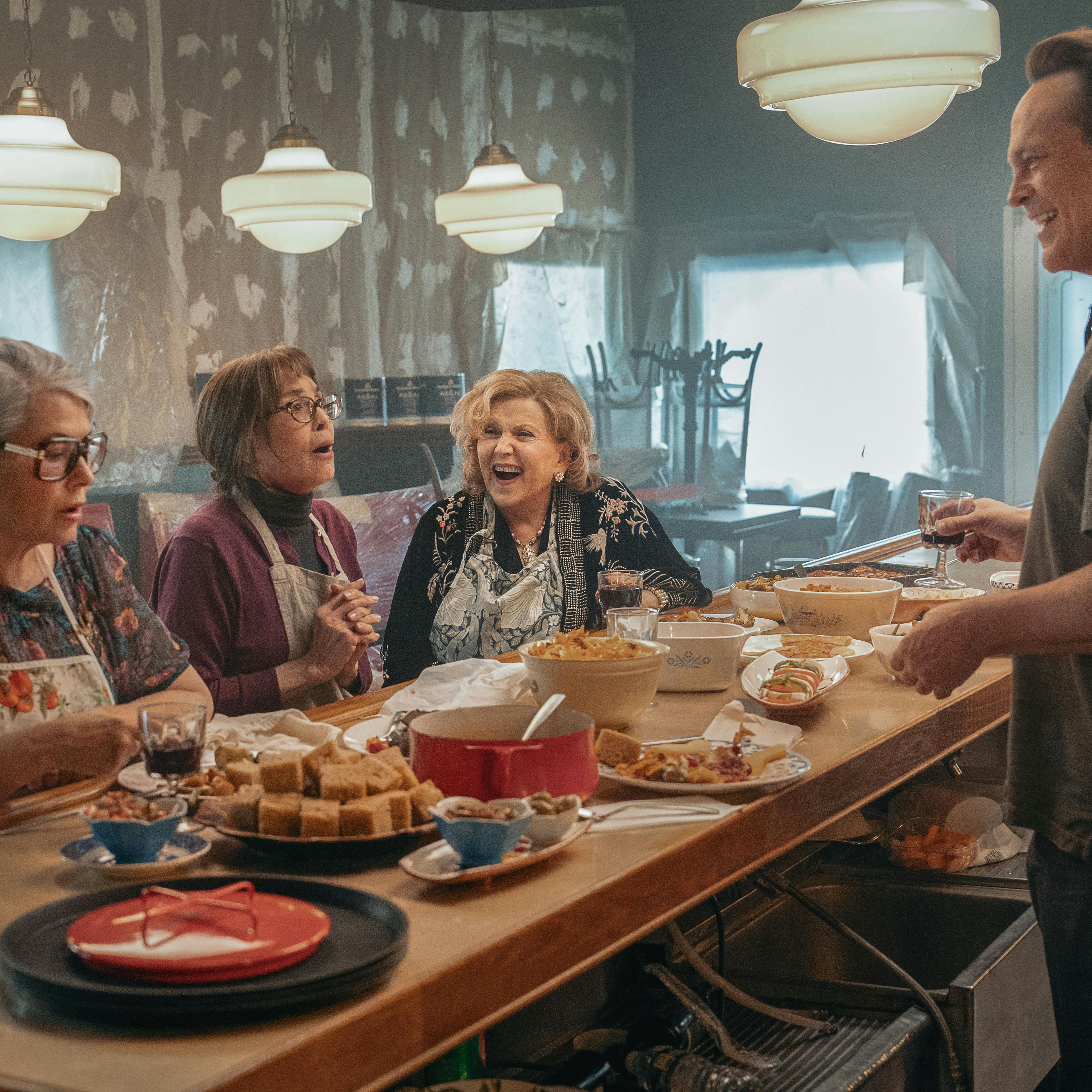 Lorraine Bracco som Roberta, Talia Shire som Teresa, Brenda Vaccaro som Antonella og Vince Vaughn som Joe Scaravella i 'Nonnas'