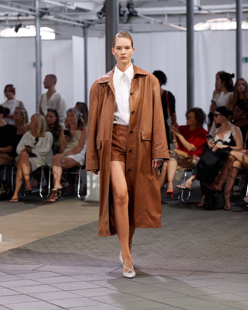 https://imgix.femina.dk/2025-05-14/SS25-Copenhagen-Fashion-Week-Herskind-Runway-4x5-James-Cochrane-23.jpg