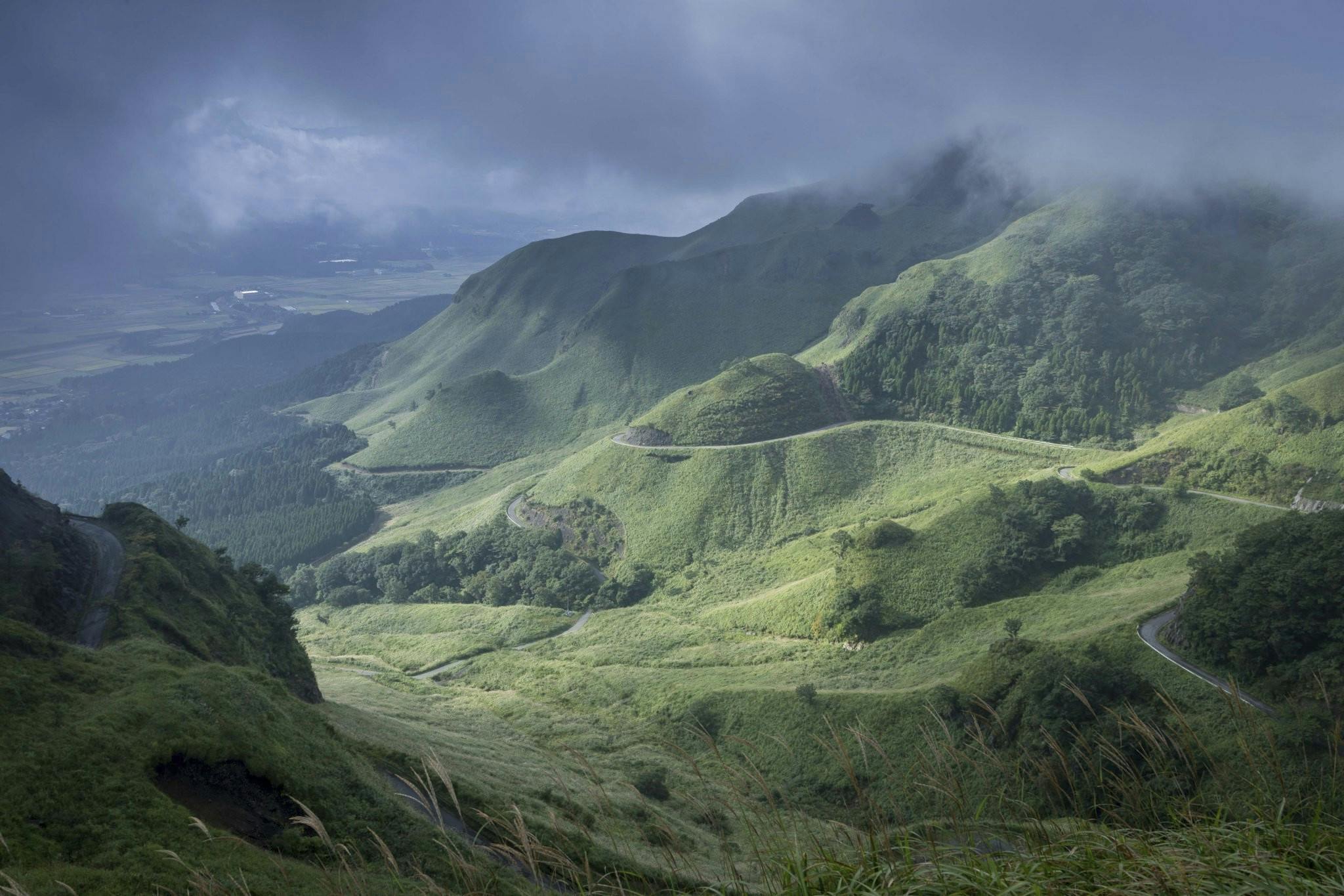 https://imgix.femina.dk/2025-05-15/ACP-Kyushu-Aso-Road-of-Laputa-2.jpg