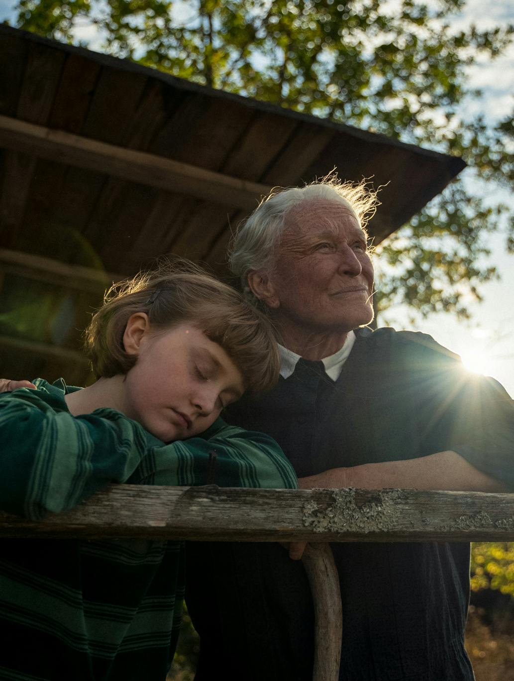 Emily Matthews og Glenn Close i 'Sommerbogen'