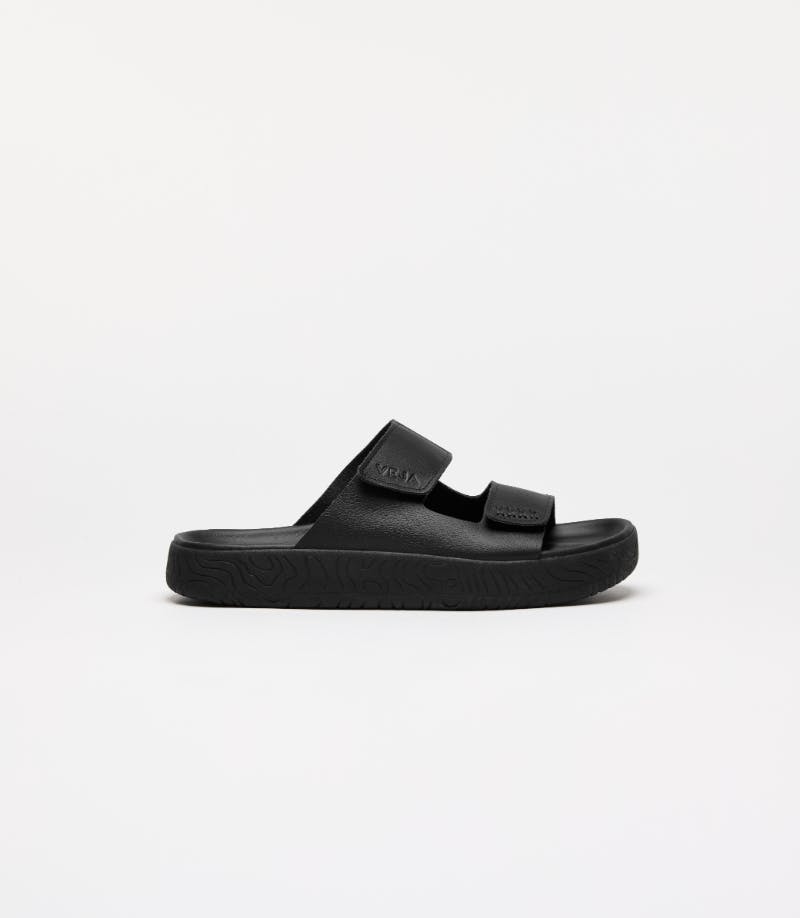 https://imgix.femina.dk/2025-05-18/ETNA---FULL-BLACK---Single.jpg