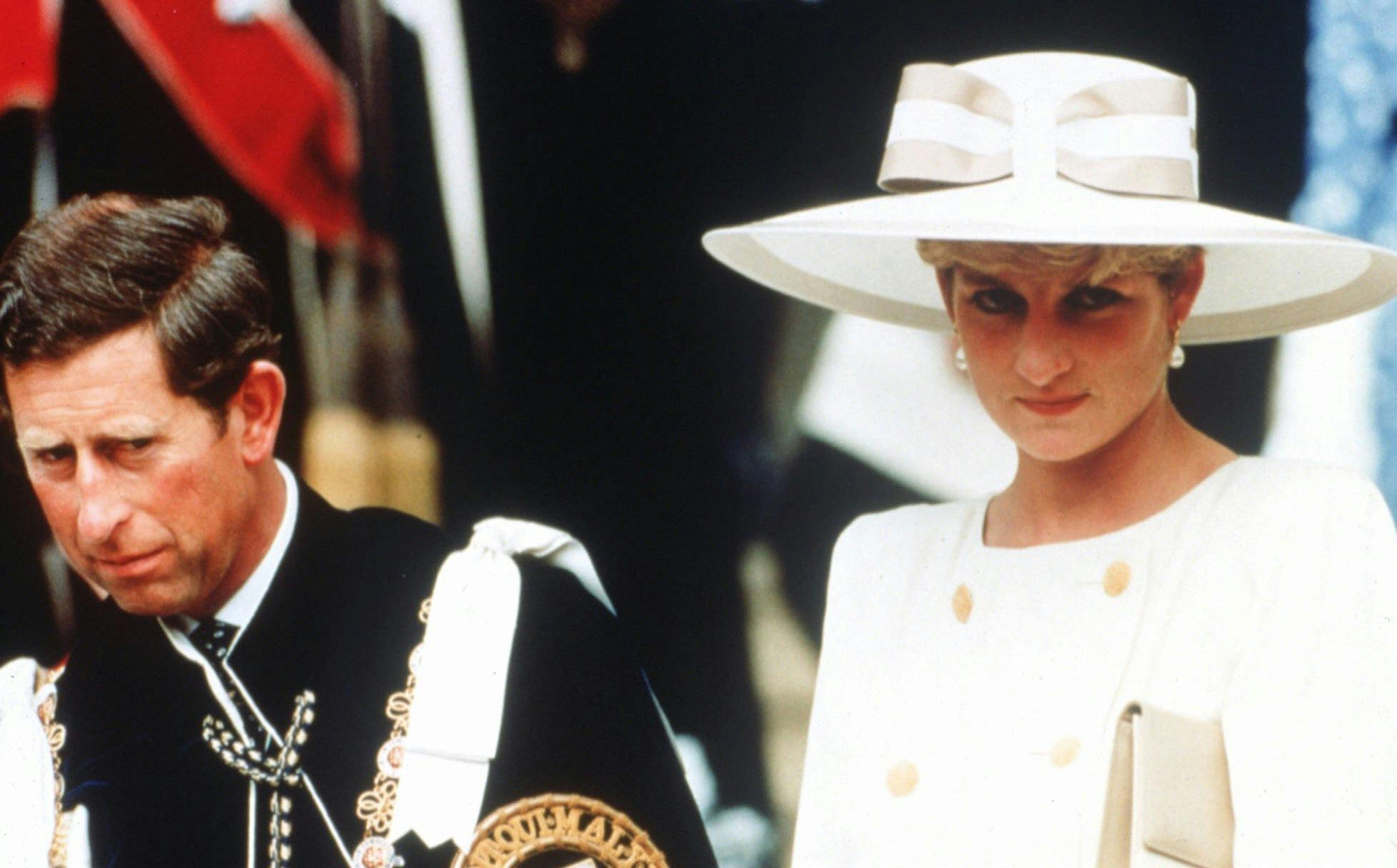 - -Det engelsker hof bestrider "aftale" med Diana- -Kun få timer efter, at den britiske prinsesse Diana onsdag aften lod meddele, at hun bøjede sig for kongehusets pres om en skilsmisse fra Prins Charles, lagde selv samme kongehus i en meddelelse afstand til Lady Diana og sagde, at en aftale først skal behandles på plads.SE RITZAU 290731 NORDFOTO 1996