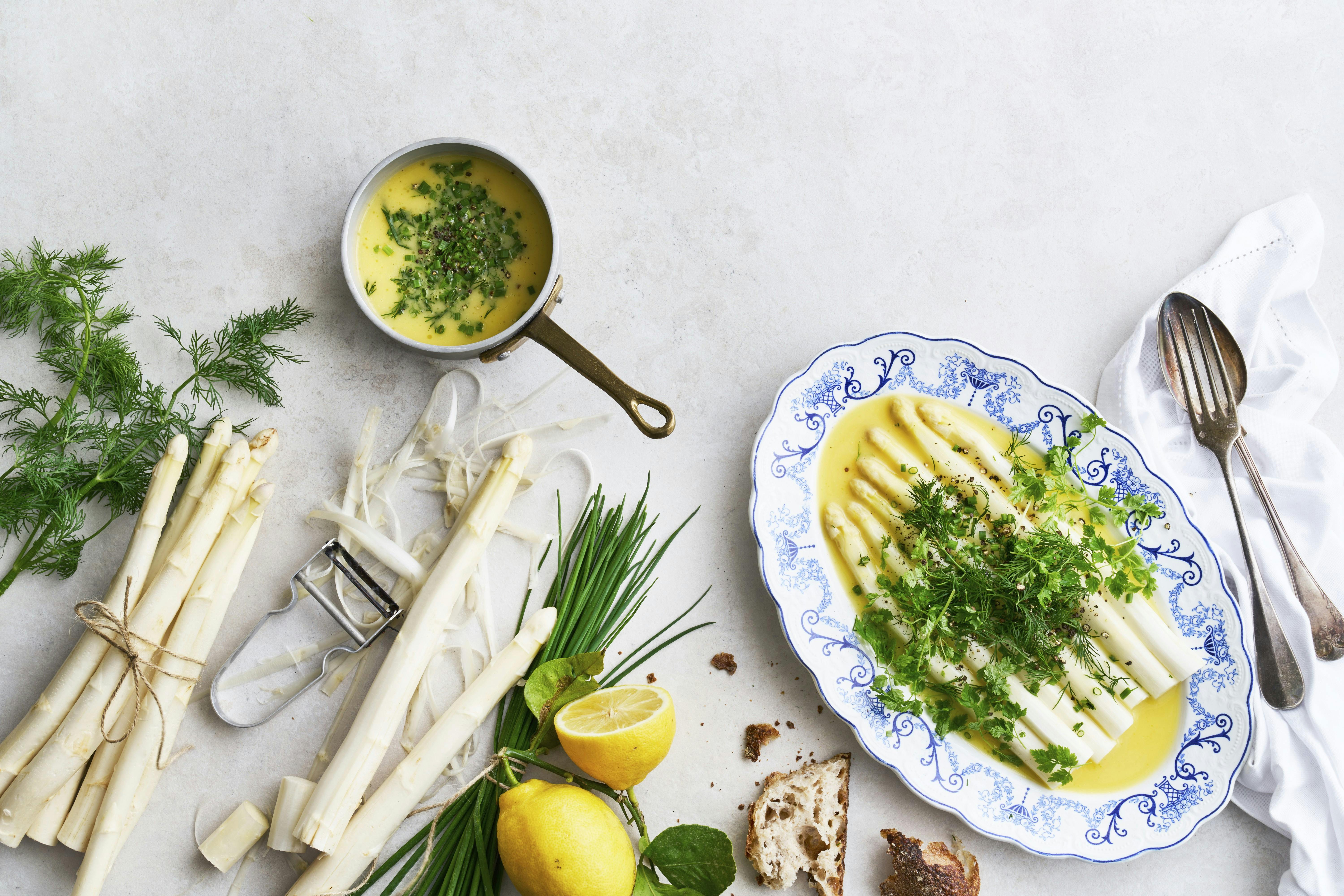https://imgix.femina.dk/2025-05-27/Hvide-asparges-med-sauce-nage.jpeg
