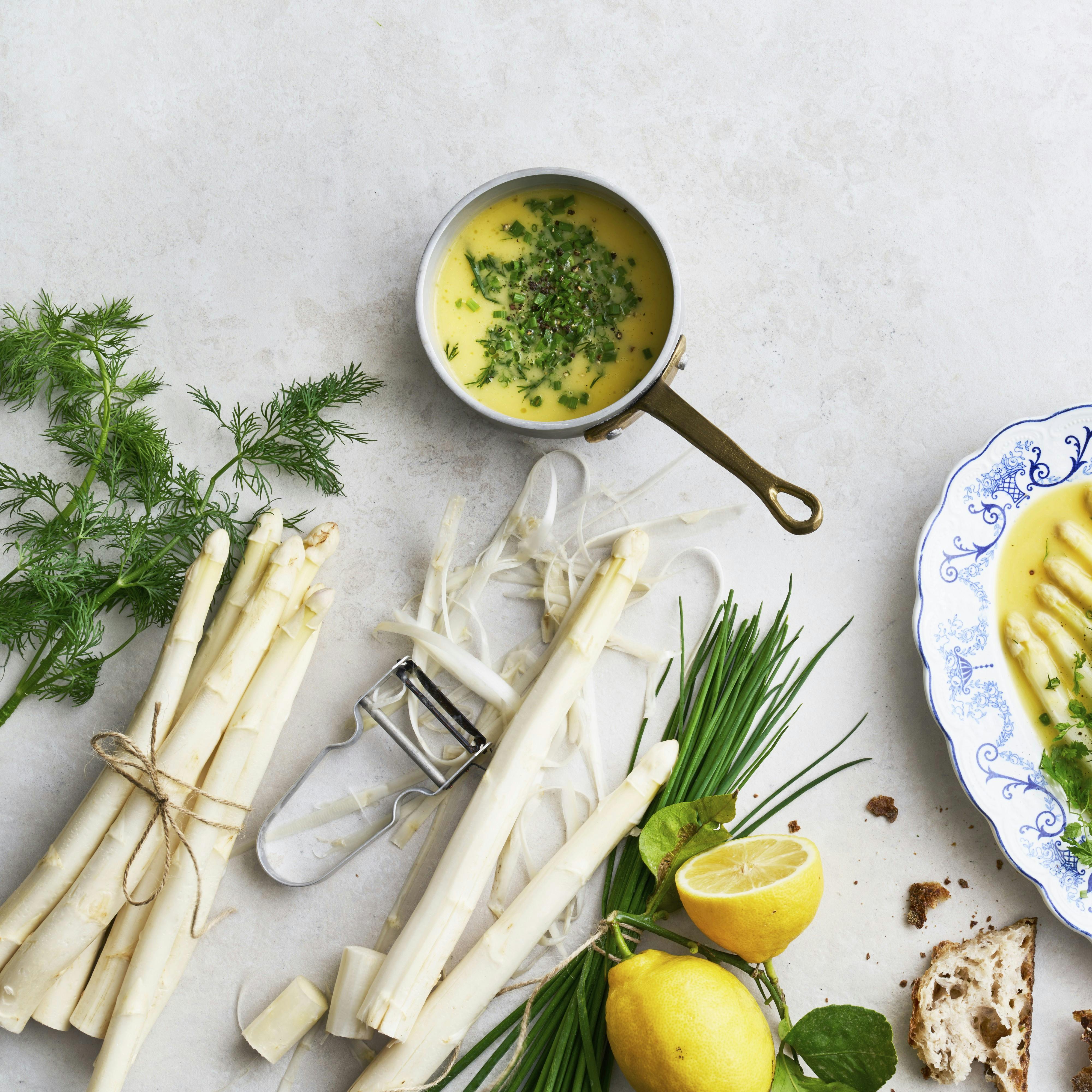 https://imgix.femina.dk/2025-05-27/Hvide-asparges-med-sauce-nage.jpeg