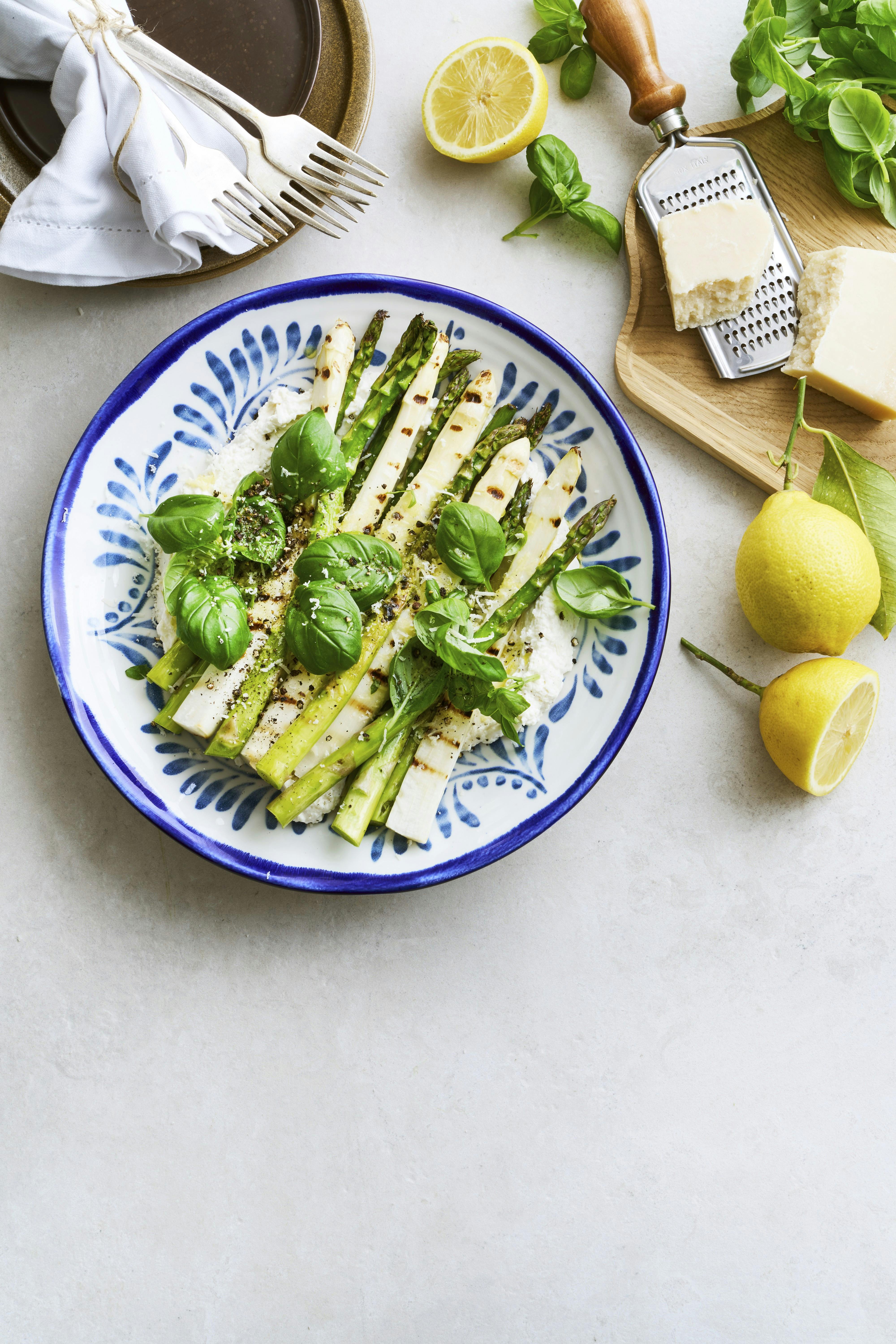 https://imgix.femina.dk/2025-05-27/Ricotta-creme-med-grillede-asparges-og-basili.jpg