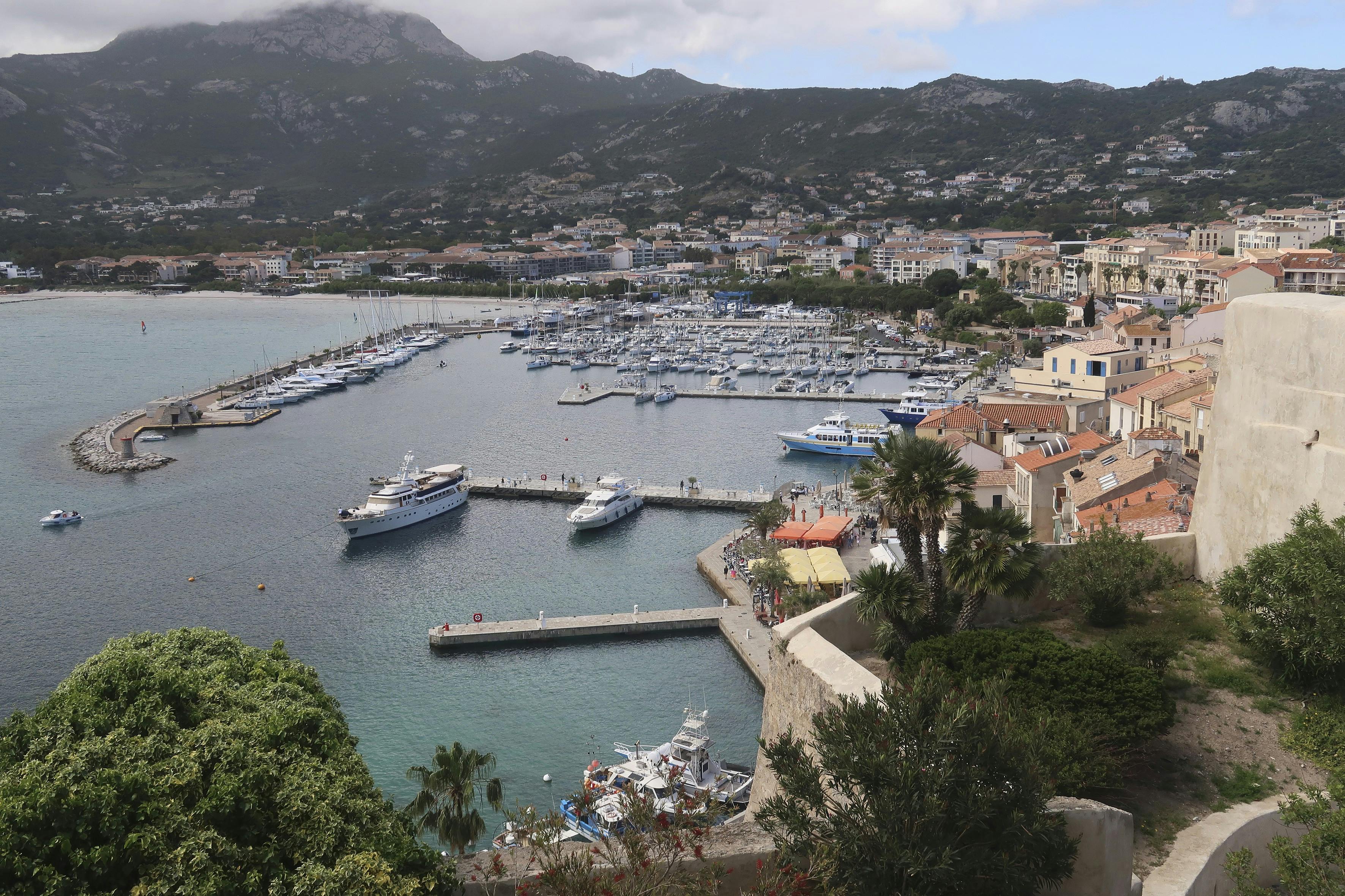 https://imgix.femina.dk/2025-05-27/lystbadehavn-Calvi-1.jpg