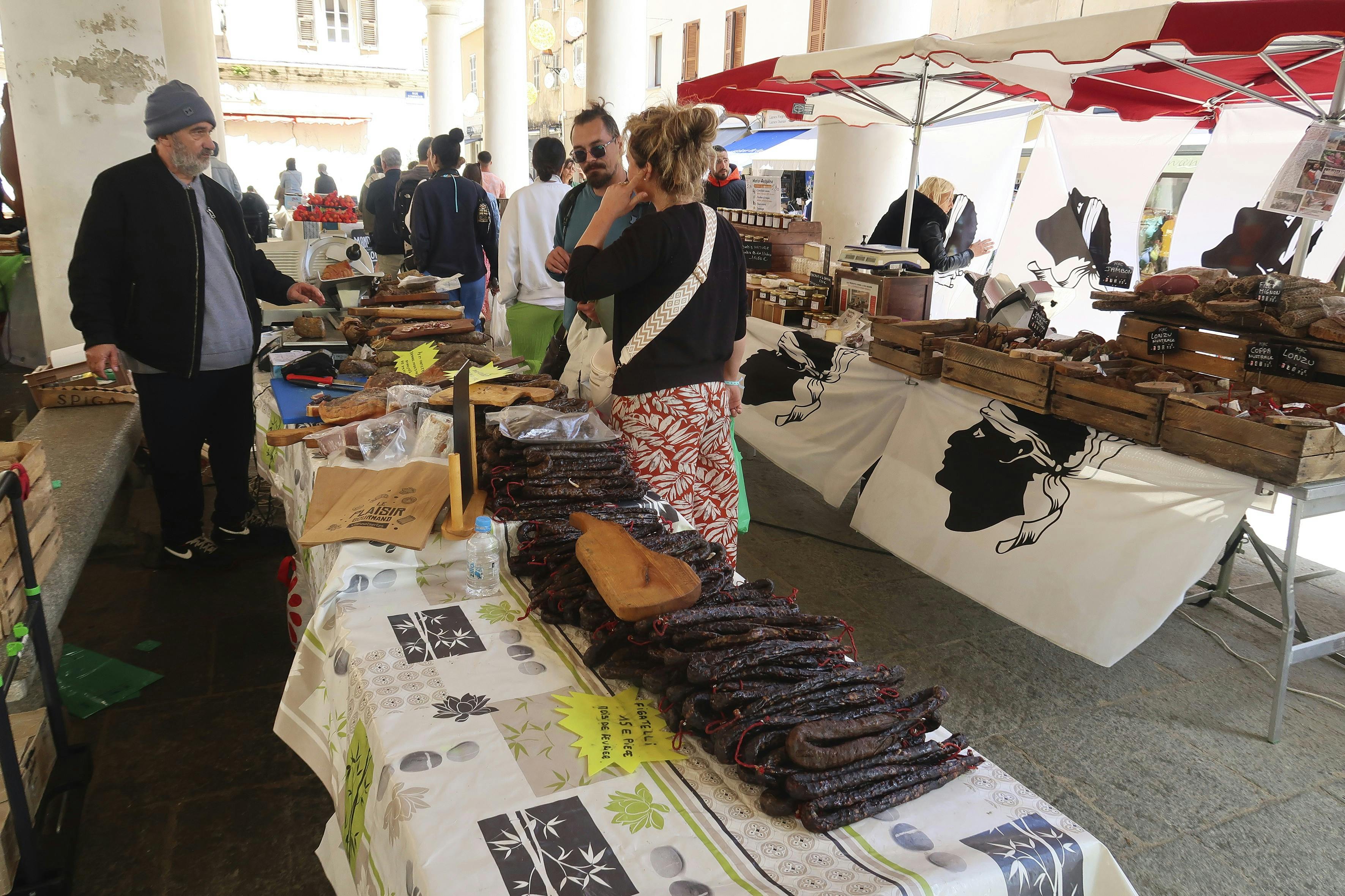 https://imgix.femina.dk/2025-05-27/markedet-Ile-Rousse-1.jpg