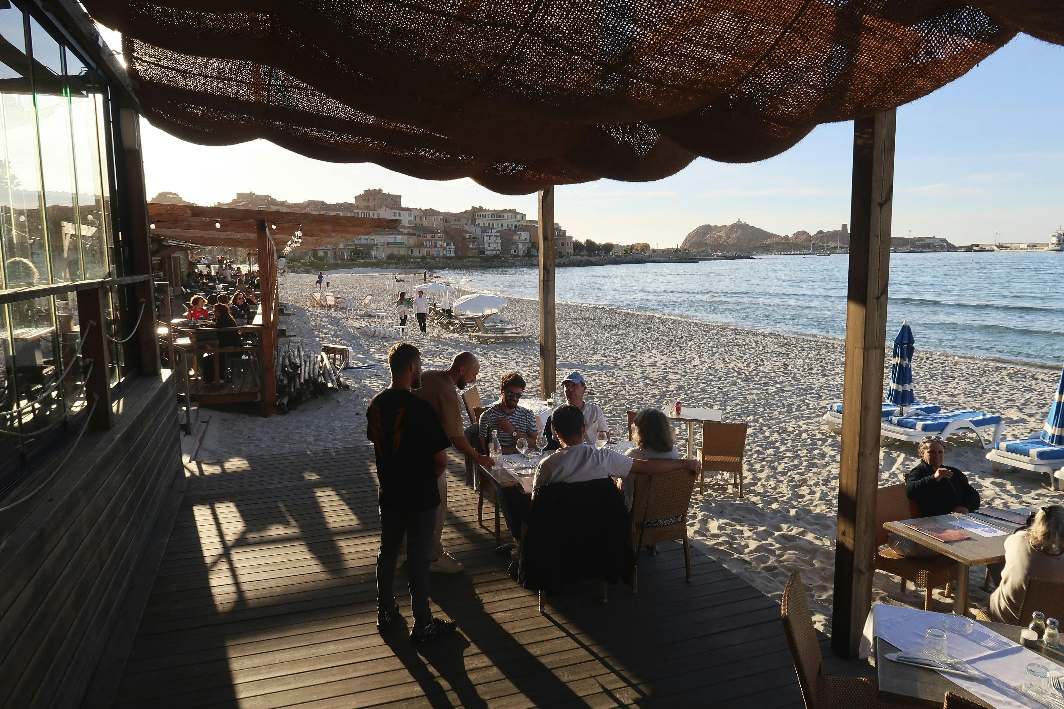 https://imgix.femina.dk/2025-05-27/strandrestaurant-Ile-Rousse-1.jpg