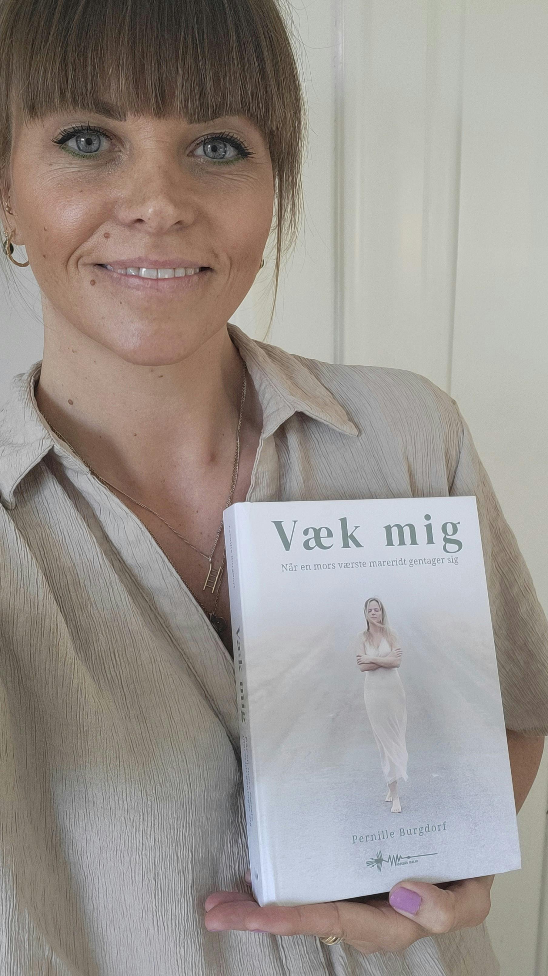 https://imgix.femina.dk/2025-06-02/Pernille-Burgdorf-med-sin-bog-Vaek-mig---Wadskjaer-Forlag.jpg