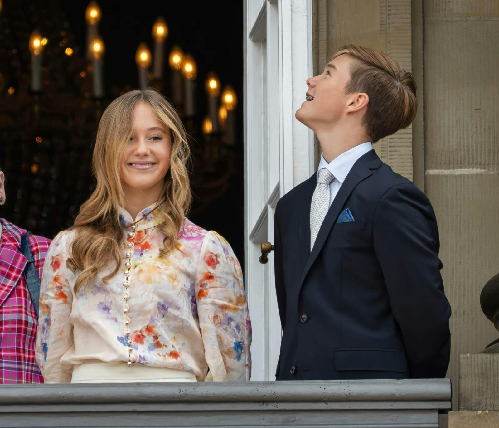 Der er noget mere naturligt over billeder som dette fra fejringen af kong Frederik forleden, mens de officielle portrætter kan virke meget polerede