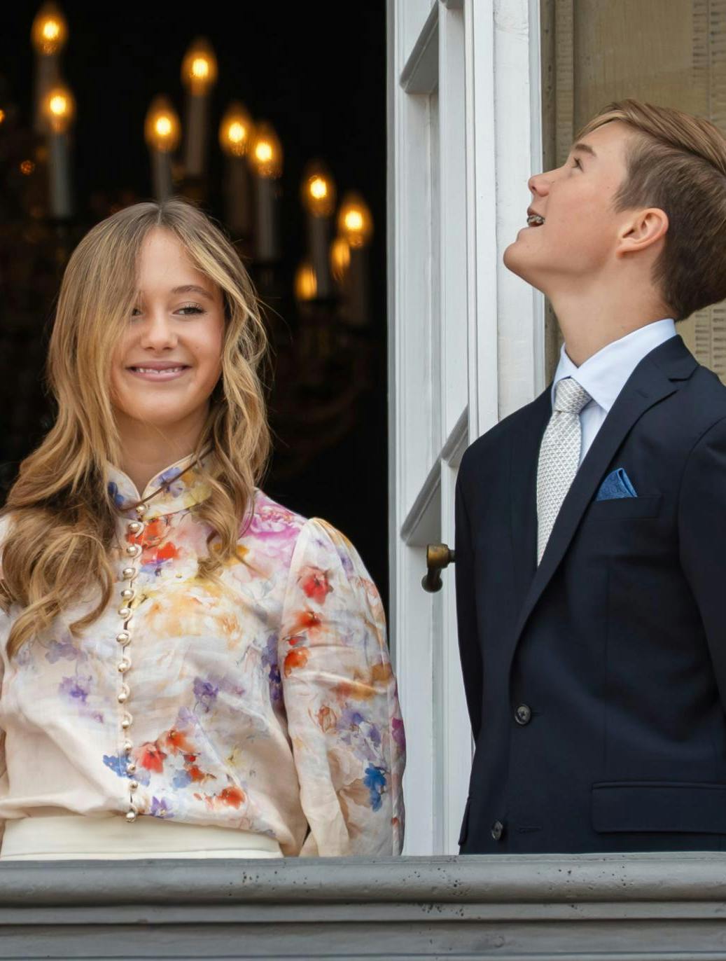 Der er noget mere naturligt over billeder som dette fra fejringen af kong Frederik forleden, mens de officielle portrætter kan virke meget polerede