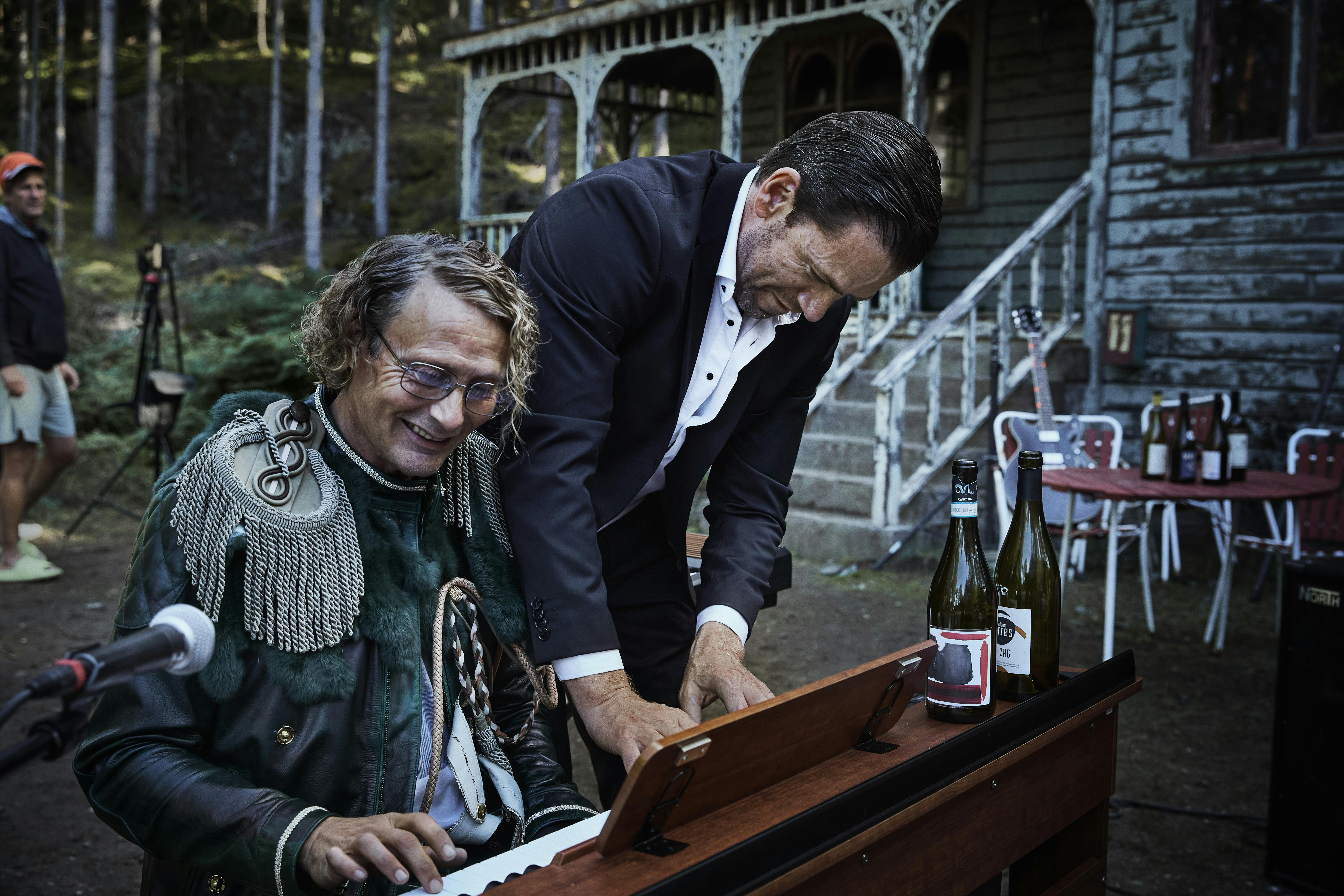 https://imgix.femina.dk/2025-06-04/DSV_MadsMikkelsen_NikolajLieKaas_BTS_MogenNielsen.jpg