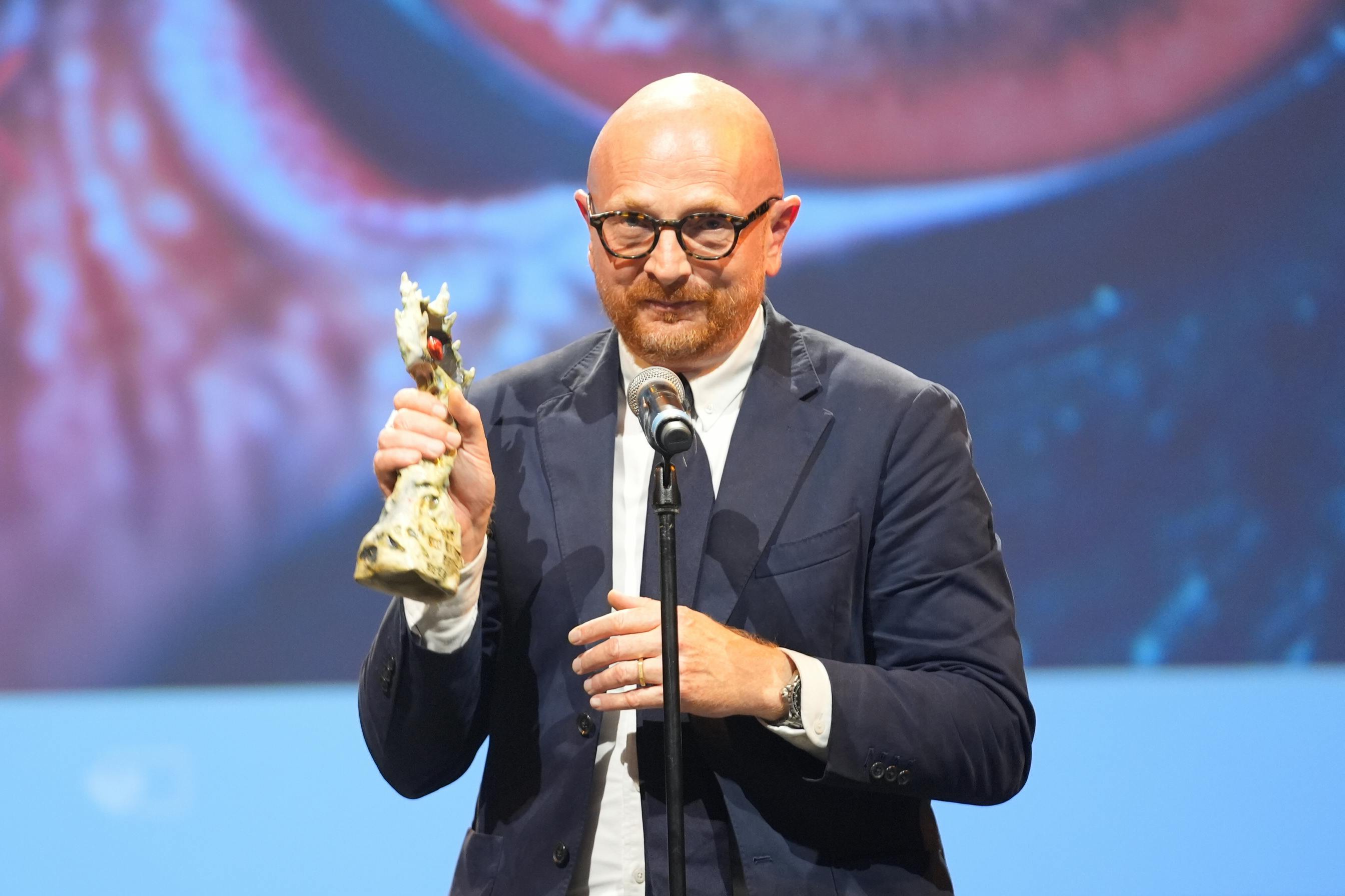 https://imgix.femina.dk/2025-06-06/Bedste-TV-program_-Den-sorte-svane_Mads-Brugger_0.JPG