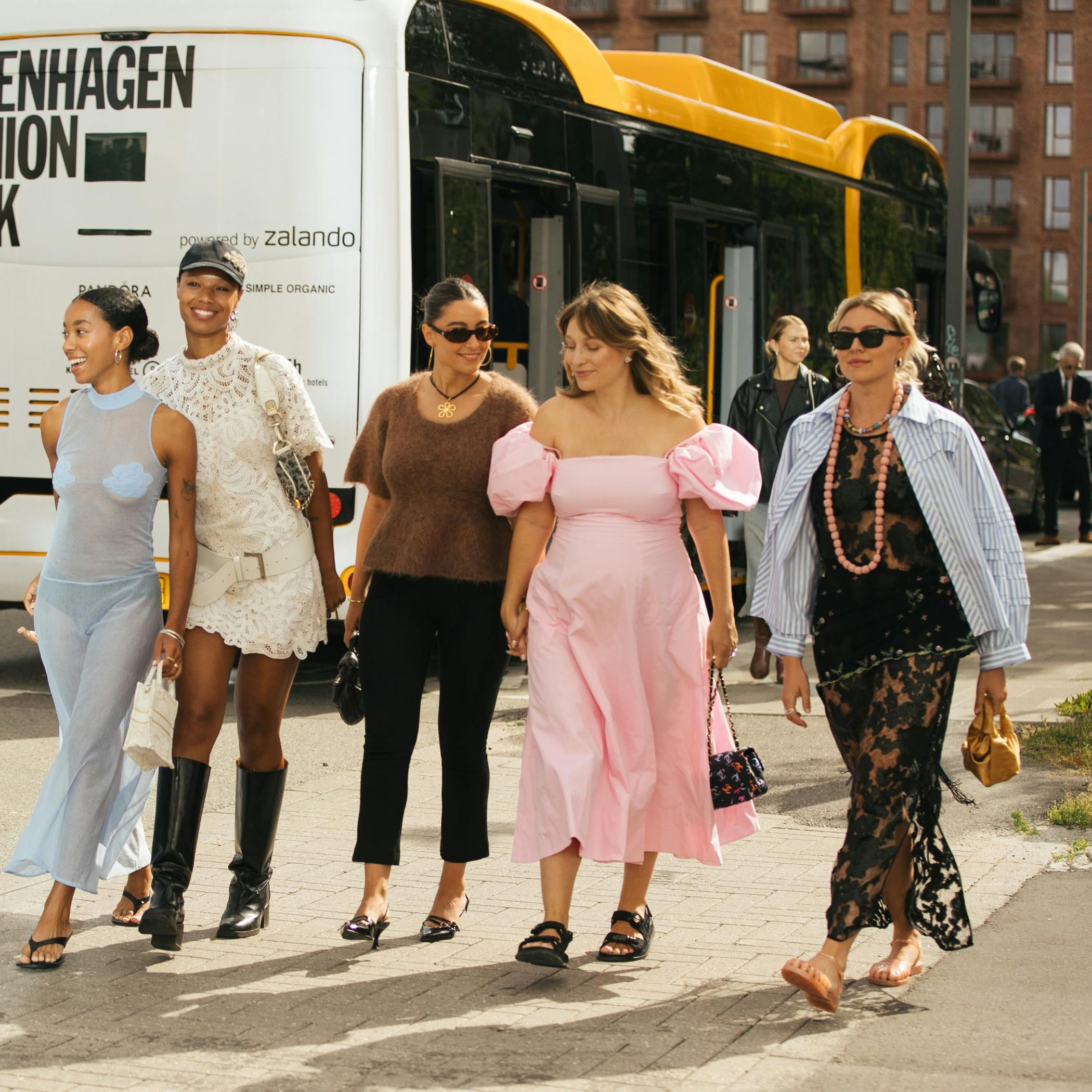 https://imgix.femina.dk/2025-06-12/SS25-Copenhagen-Fashion-Week-Streestyle-Day4-Noor-u-Nisa-4.jpg