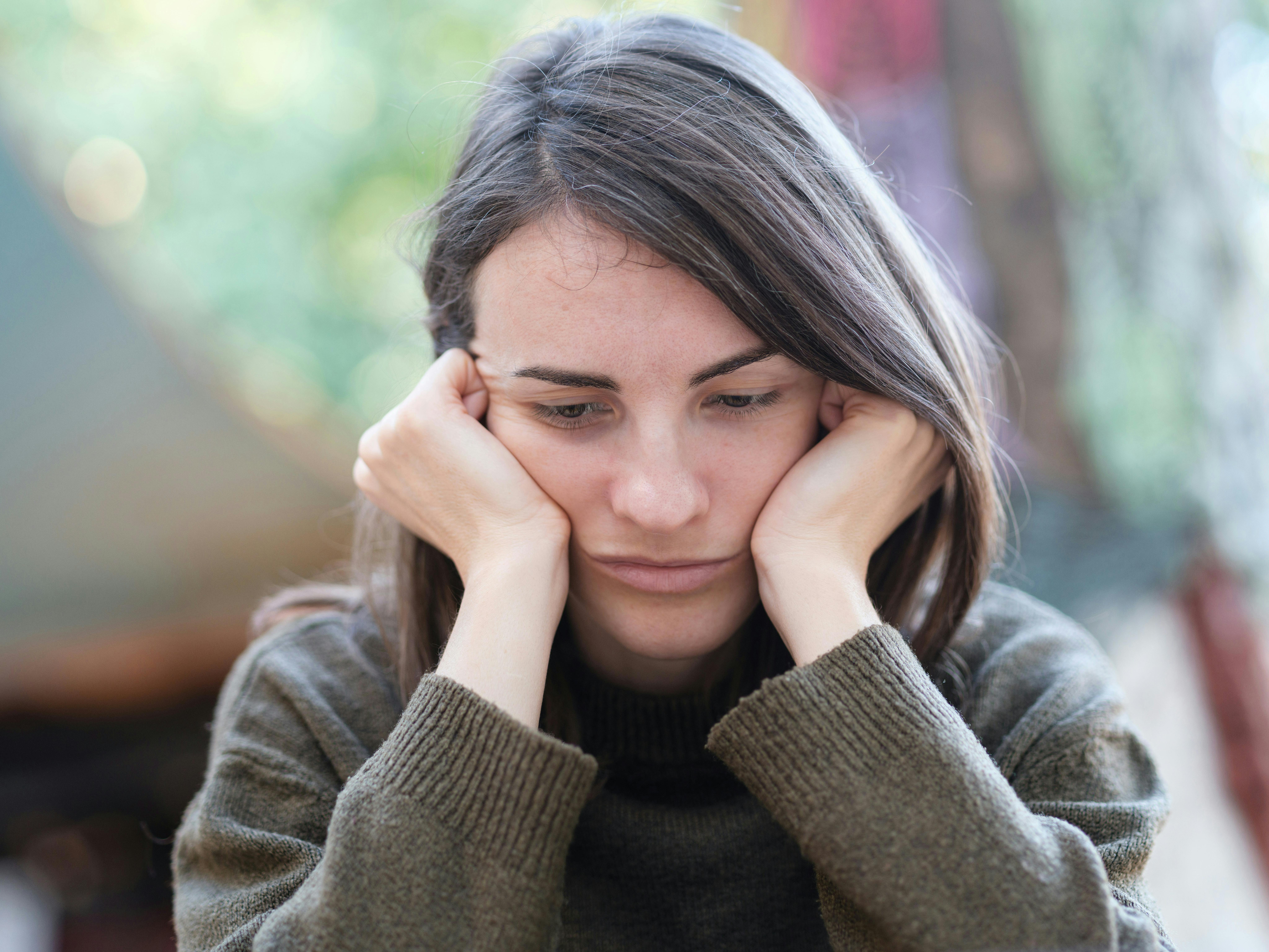 https://imgix.femina.dk/2025-06-16/kvinde-trist.jpeg