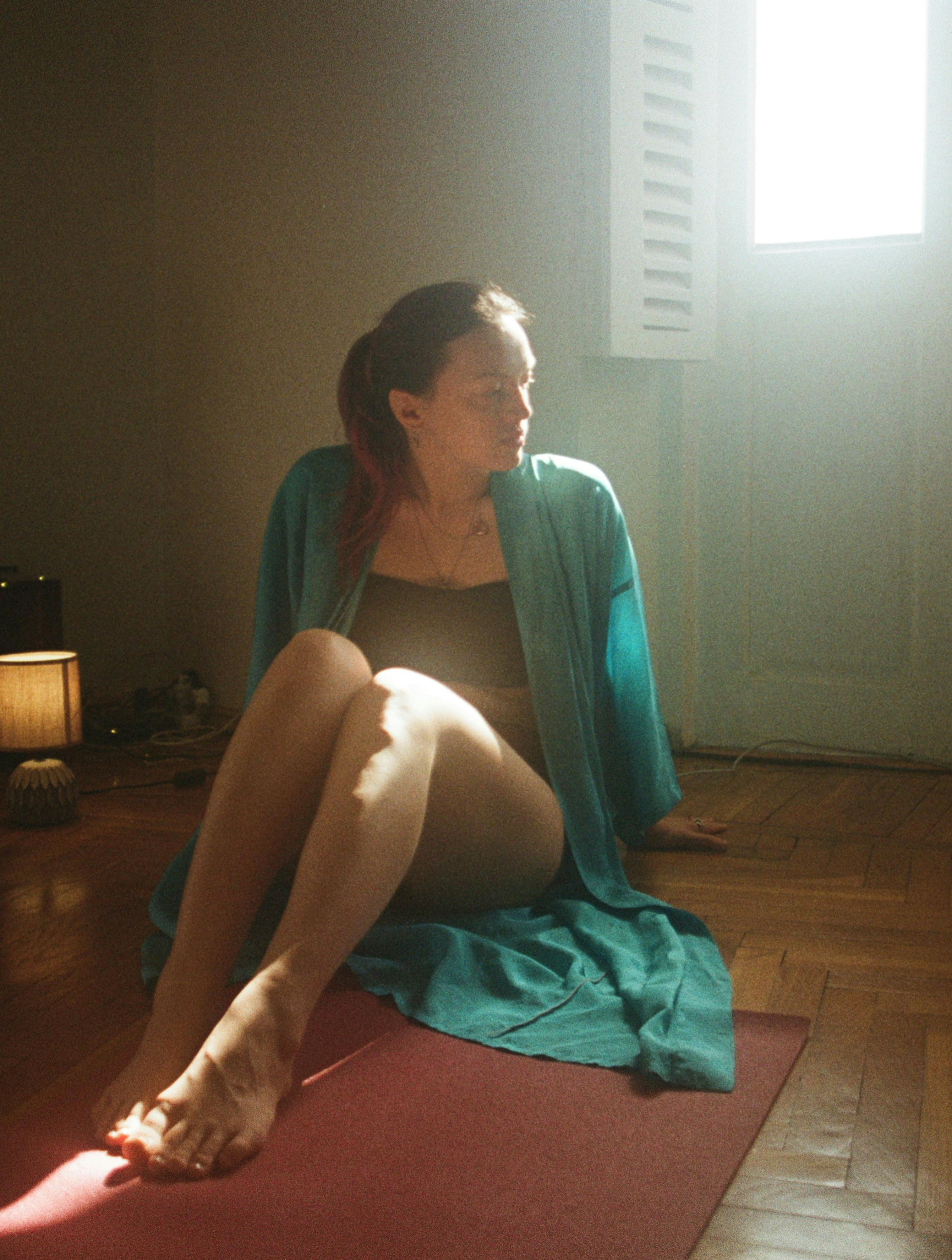 kvinde på yogamåtte