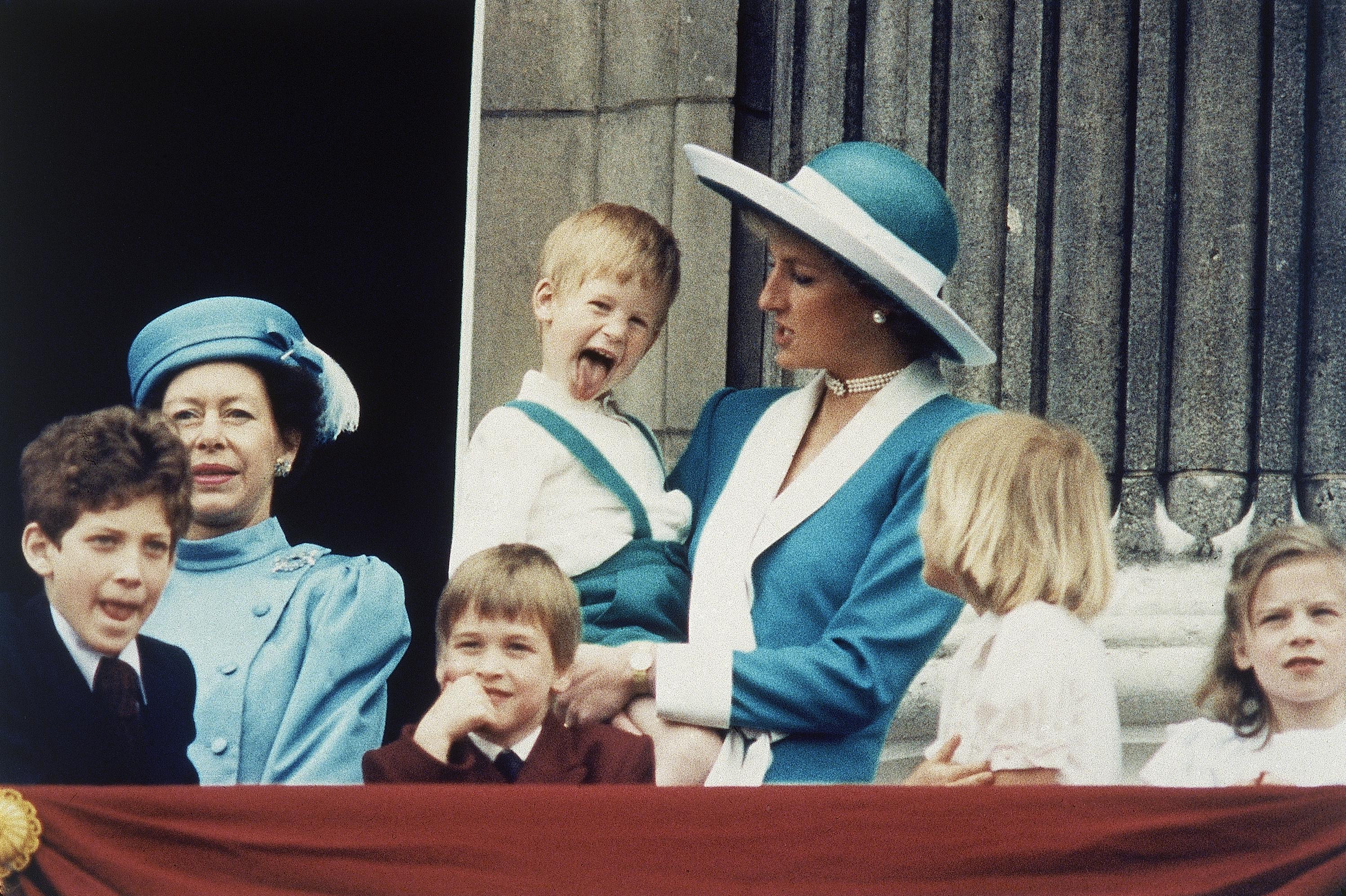 Prinsesse Diana med en lile prins Harry på armen.
