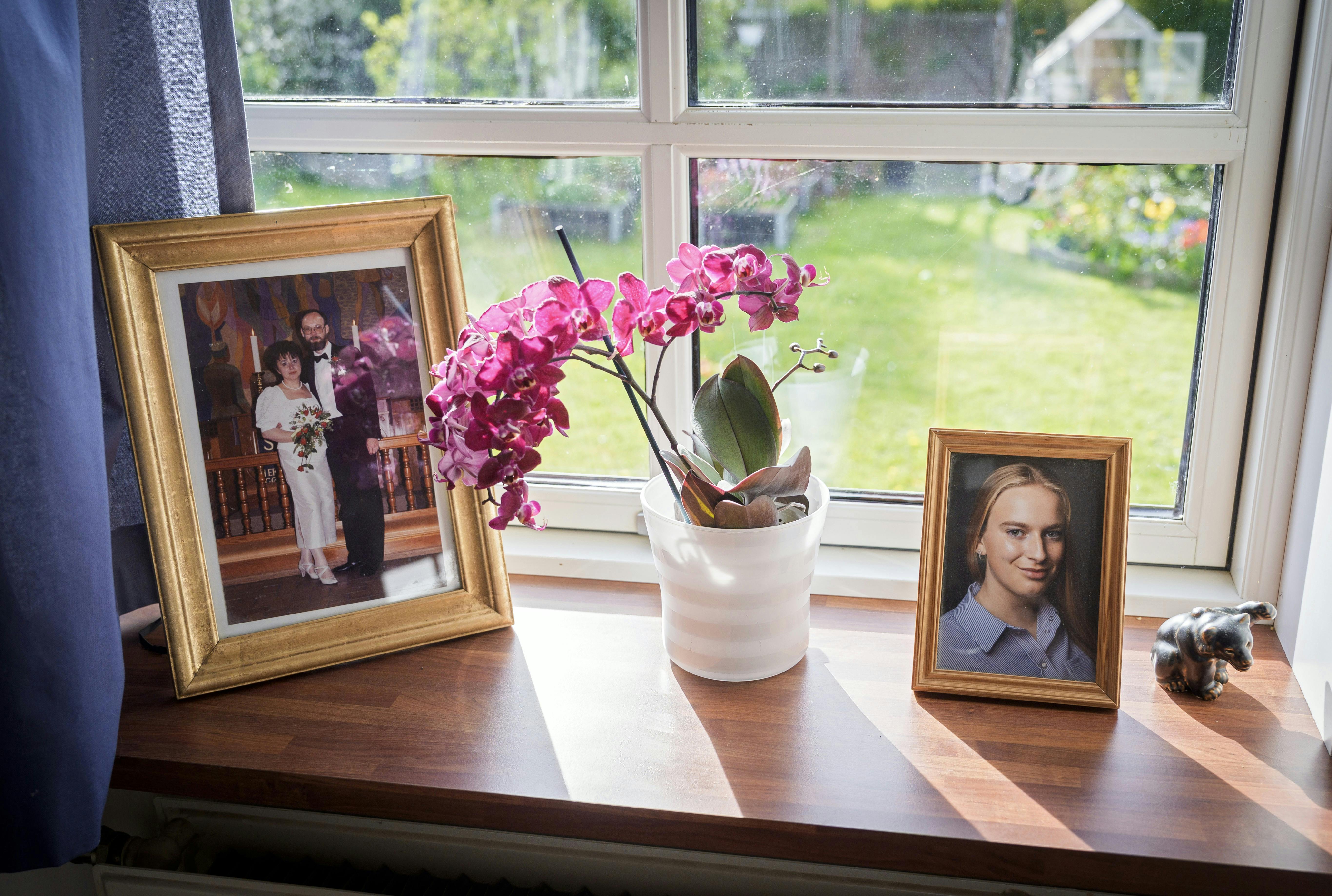 Liv har fået sit foto i ramme og en plads i vinduet ved siden af Bente og Niels’ bryllupsfoto