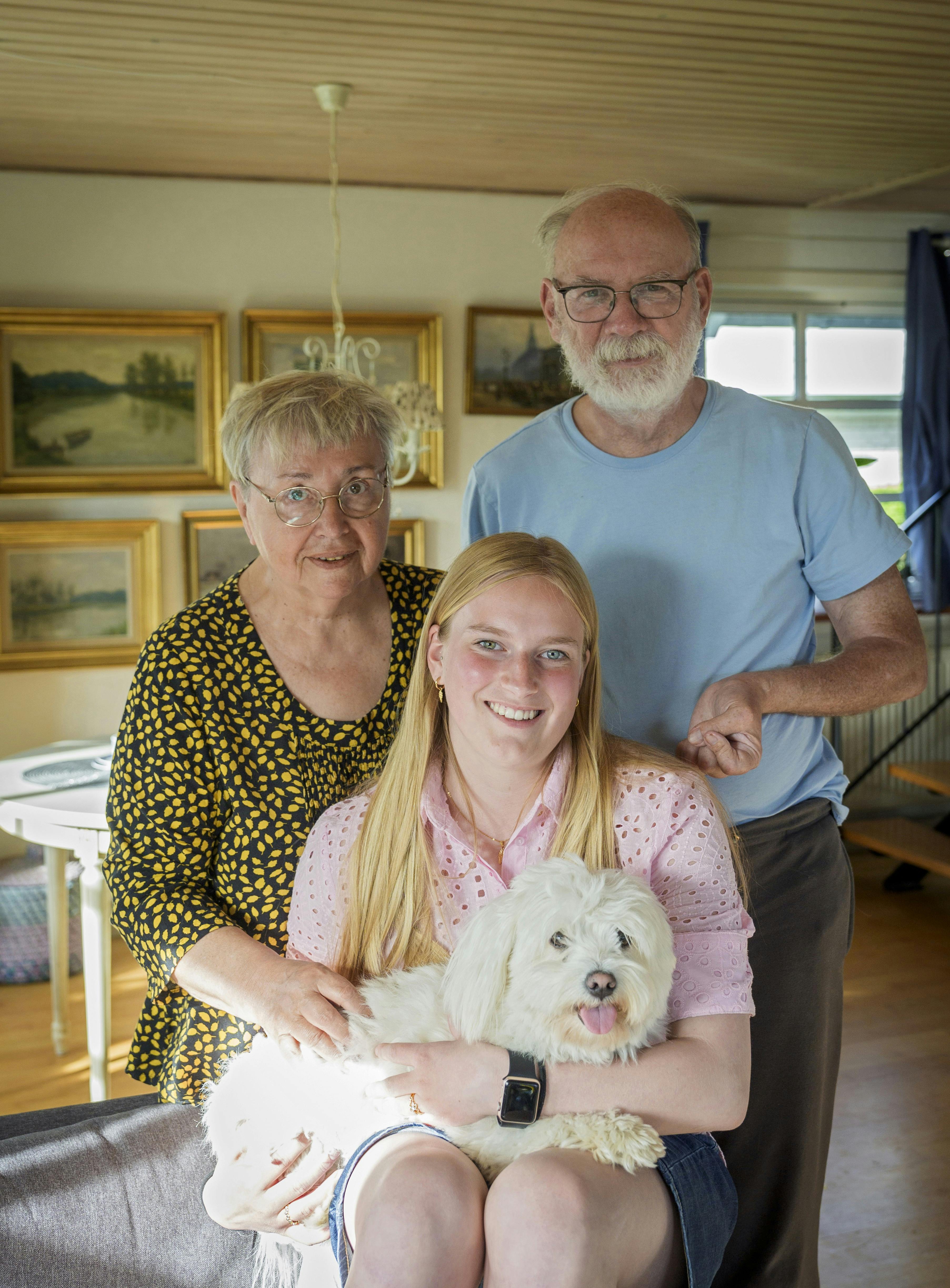 – De er lidt skøre, har humor og tager ikke tingene så tungt, siger Liv om Bente og Niels, her også med hunden Kalle.