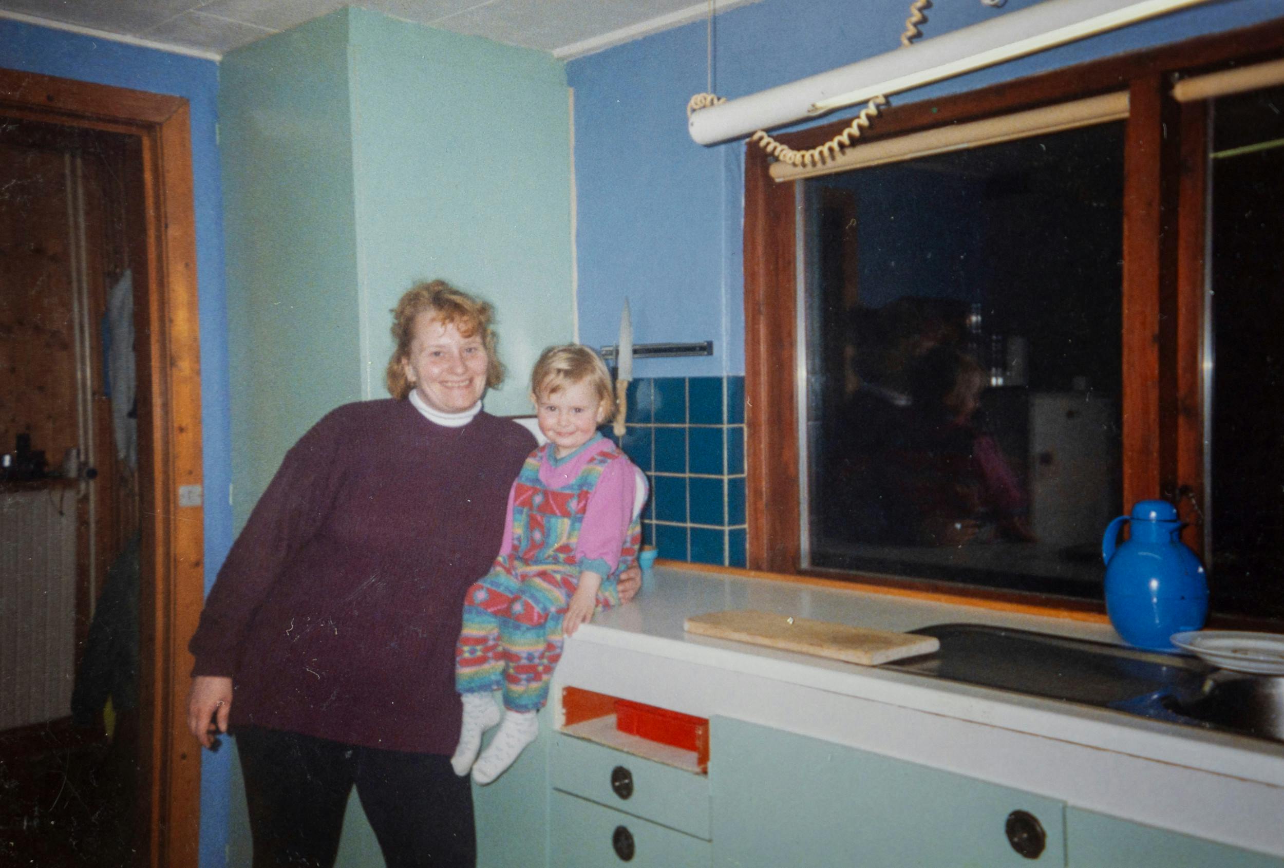 Sandra som lille med sin mor, Linda.