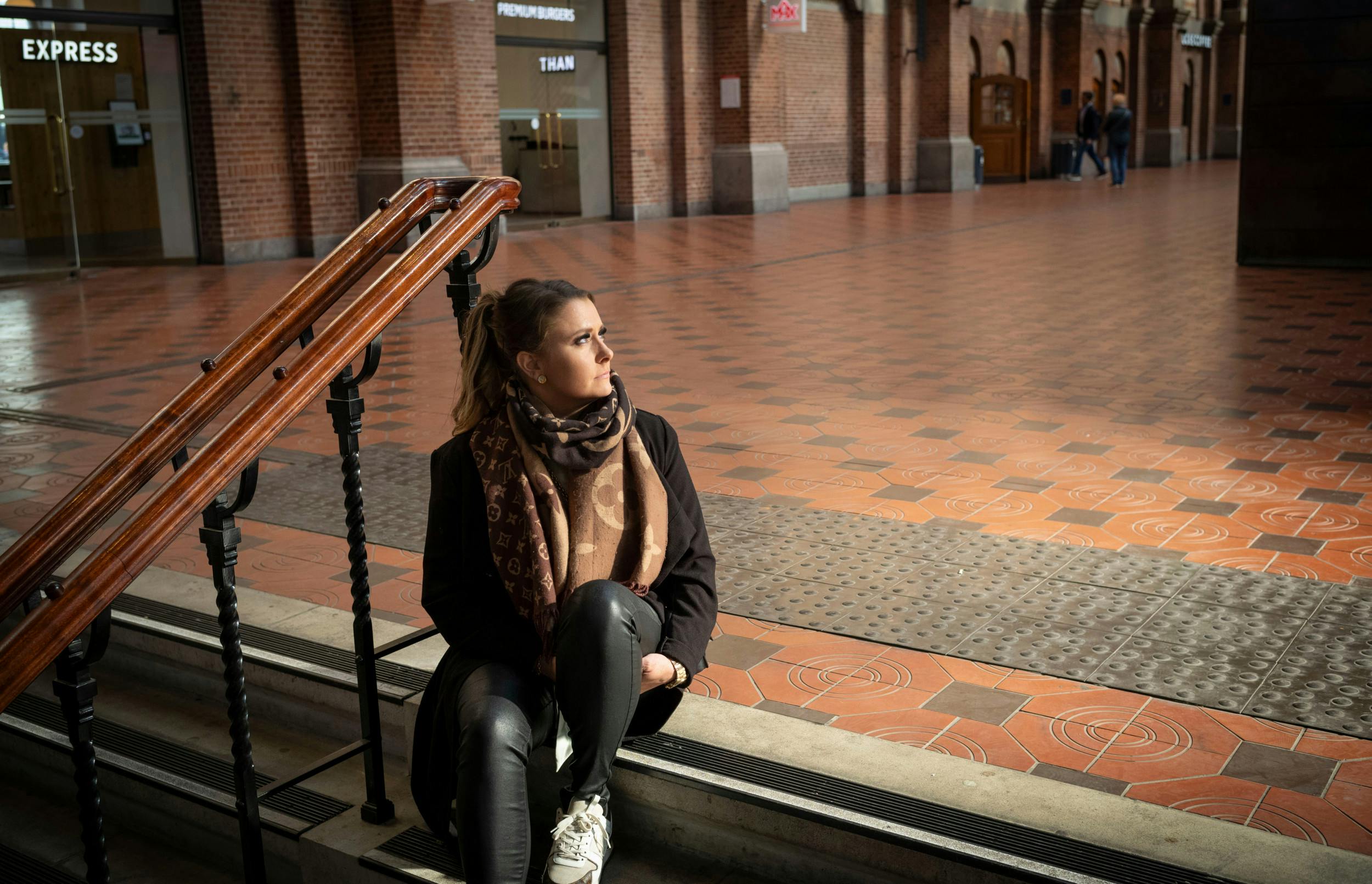 Sandra og hendes mor boede i Ringsted, men de var mest i København, fordi hendes mor hentede ’medicin’ i København. Hun ville ikke ses med narkomanerne i hjemmebyen, fortæller Sandra.