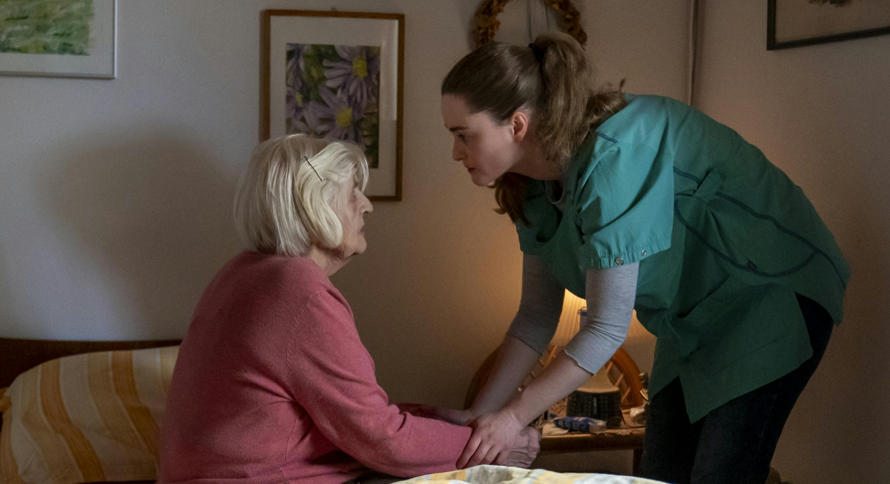 Jette Søndergaard som Sofie og Karen Tygesen som den ældre borger Else i Frelle Petersens nye film 'Hjem kære hjem'
