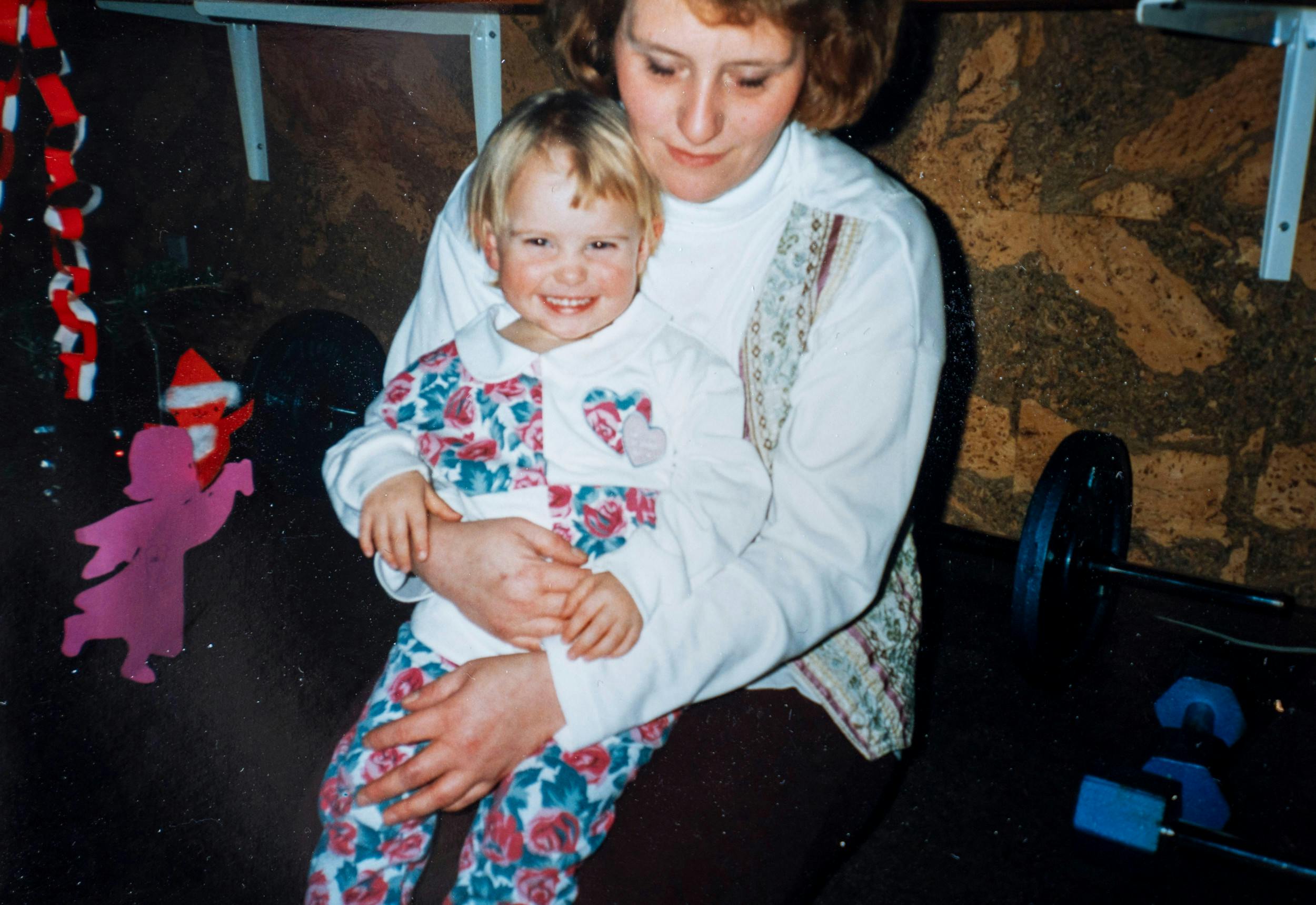 Sandra blev født med abstinenser og blev indlagt til afvænning med sin mor, som dog stak af. Her ses hun som lille pige med sin mor, Linda.