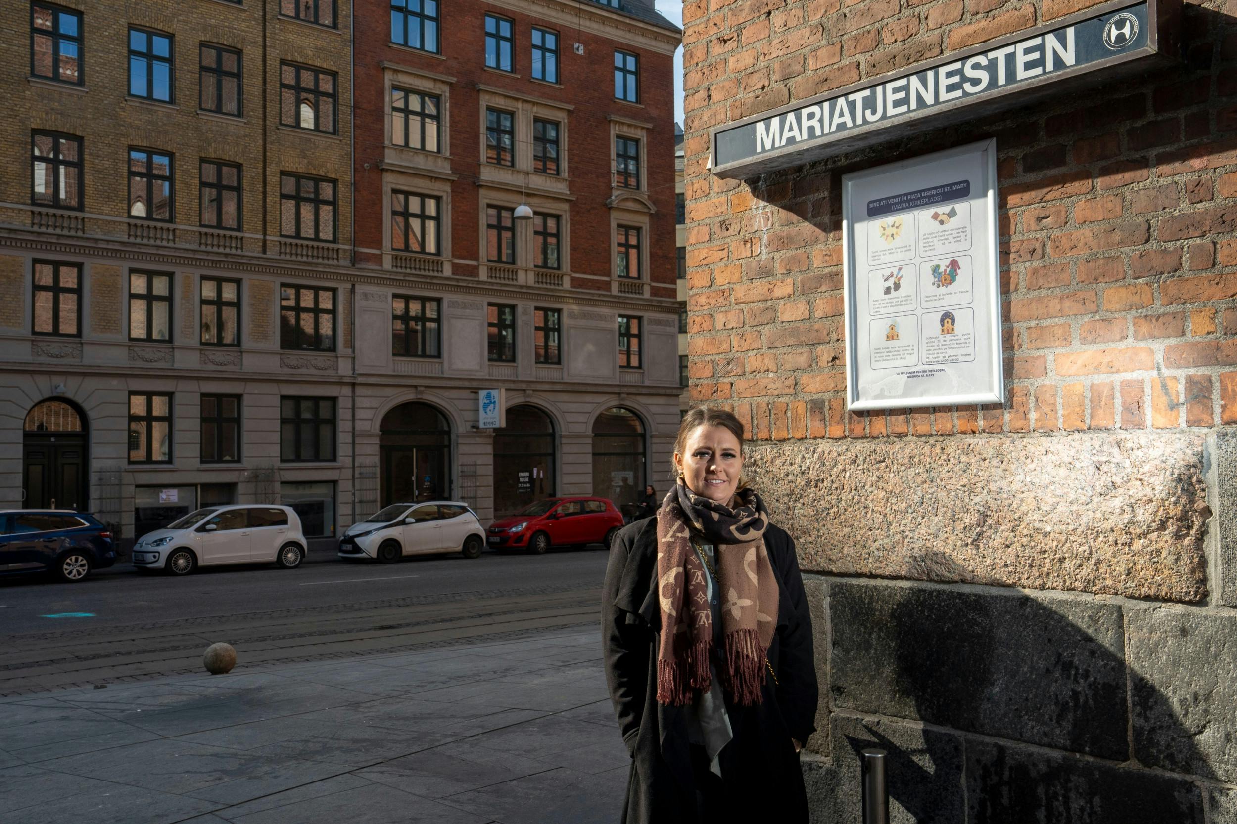 Efter Sandra selv har fået børn, har hun tænkt over, hvem der har taget sig af hende, når hun var syg, fortæller Sandra her ved Mariakirken på Vesterbro, hvor hun har overnattet som barn.