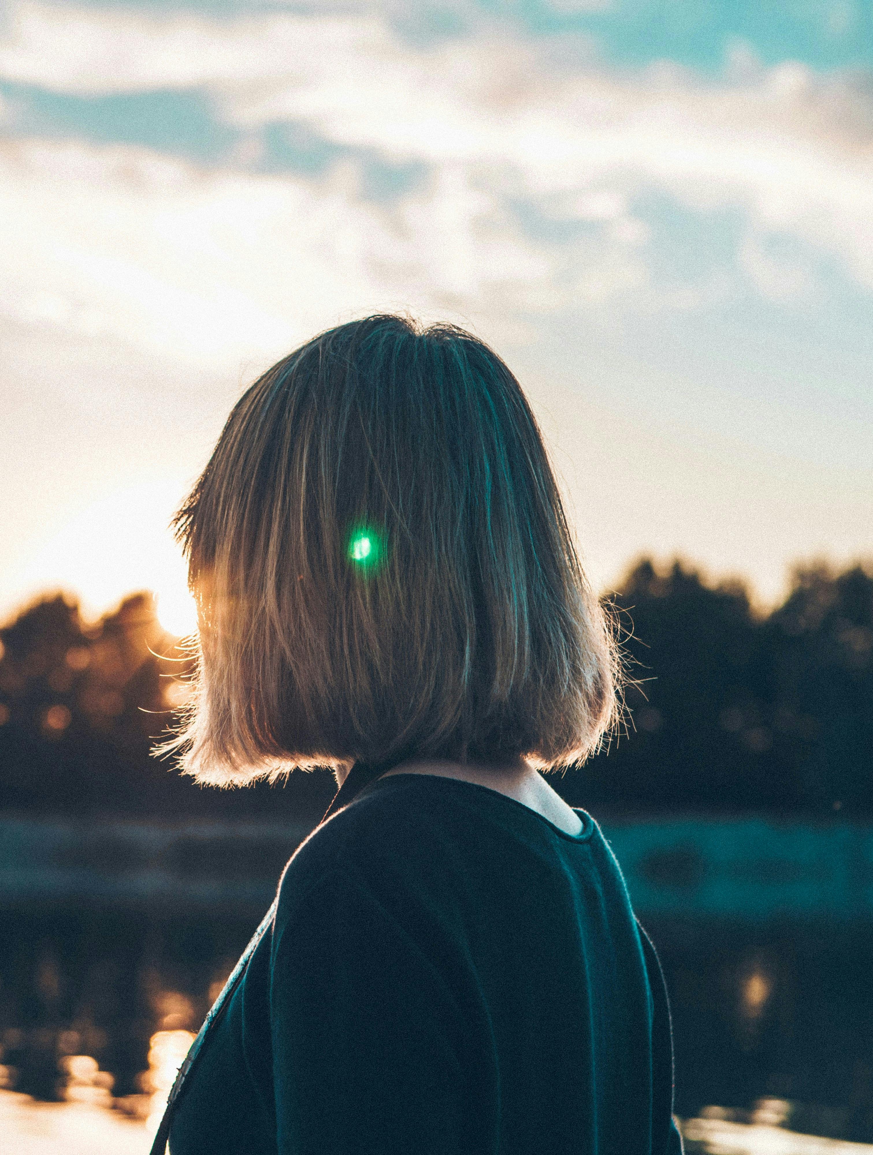 Kvinde fortæller om, at hendes børn har brudt kontakten til hende. 