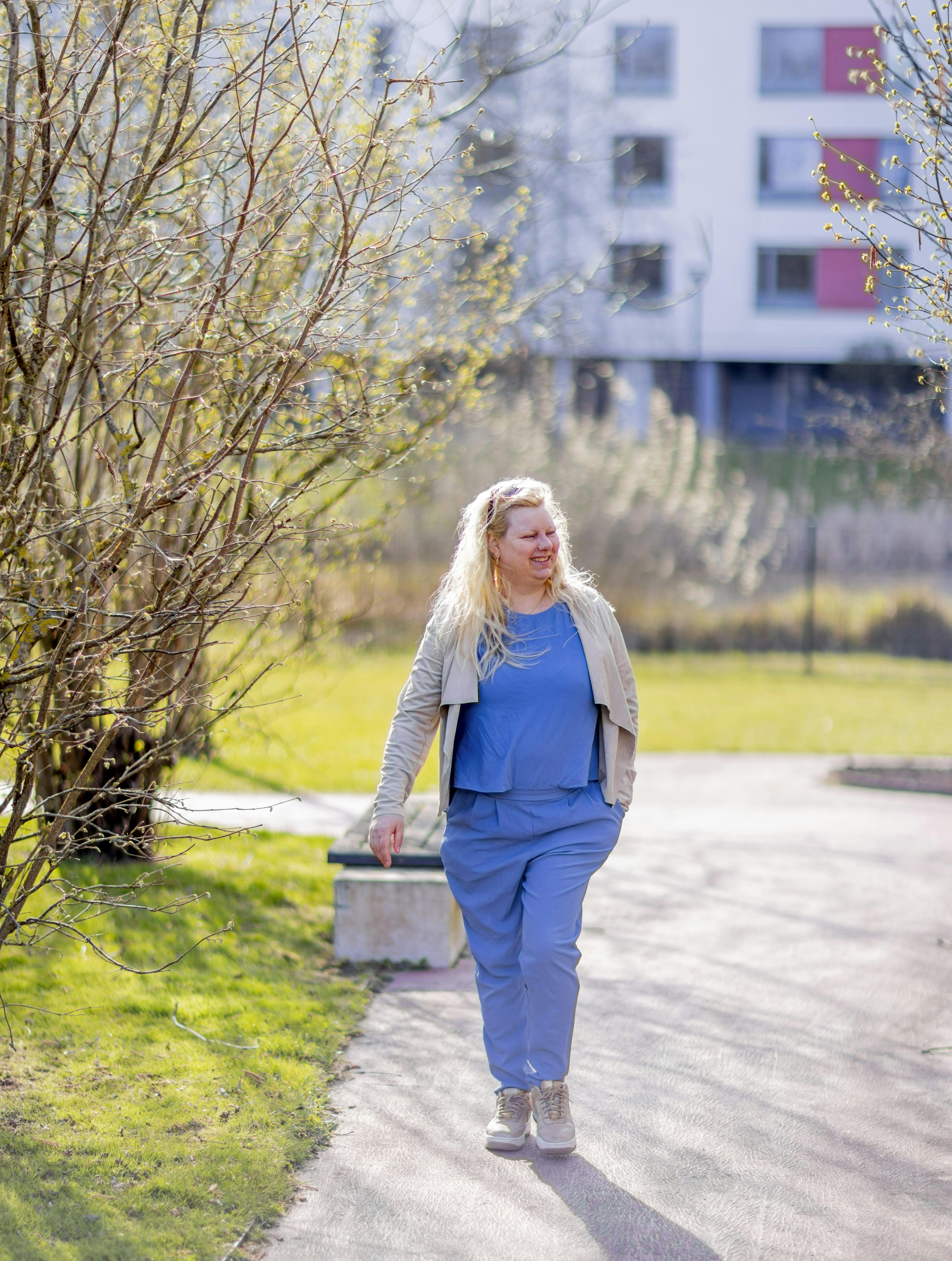 Det er blevet en talemåde blandt Theas veninder, at hun altid kommer midt i maden.