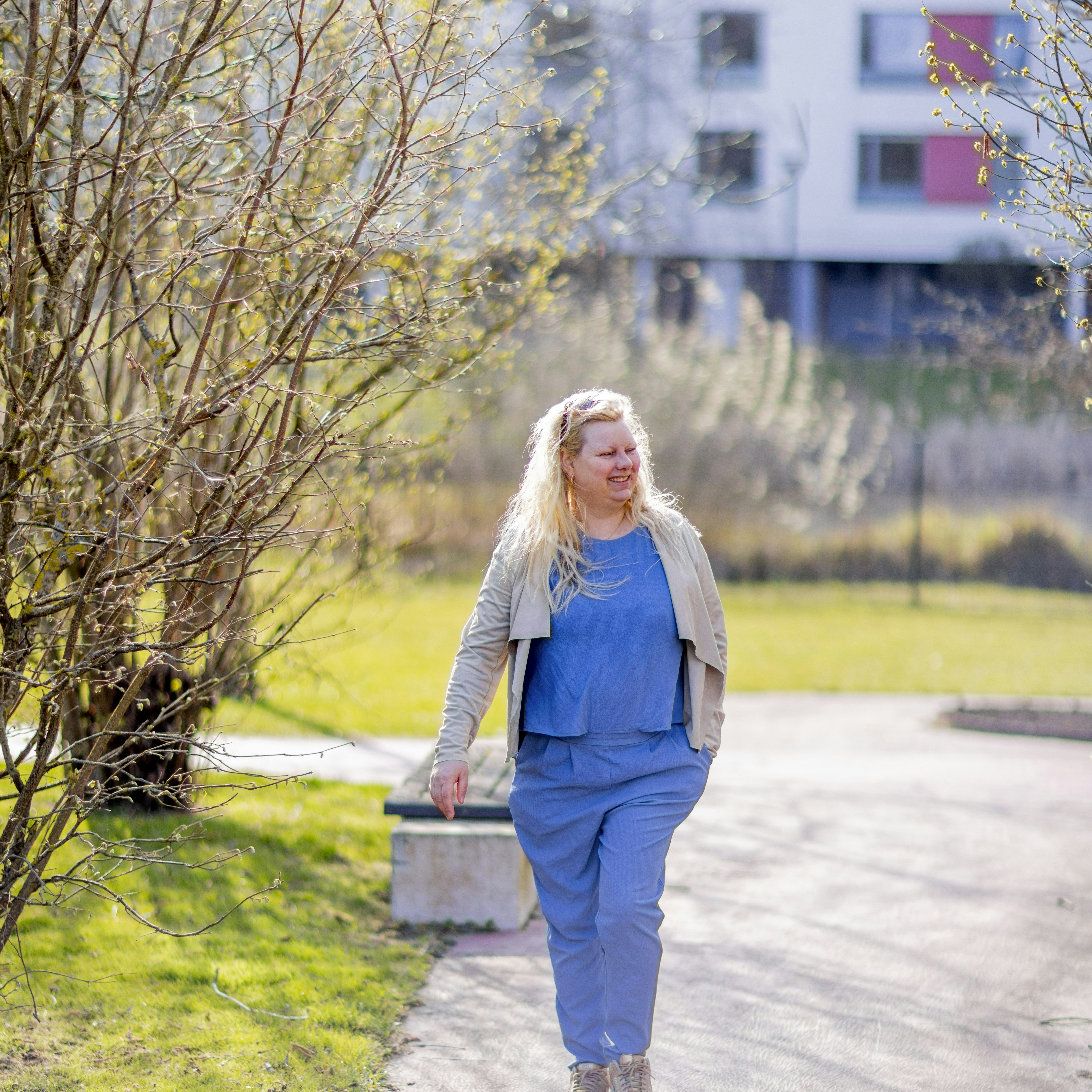 Det er blevet en talemåde blandt Theas veninder, at hun altid kommer midt i maden.