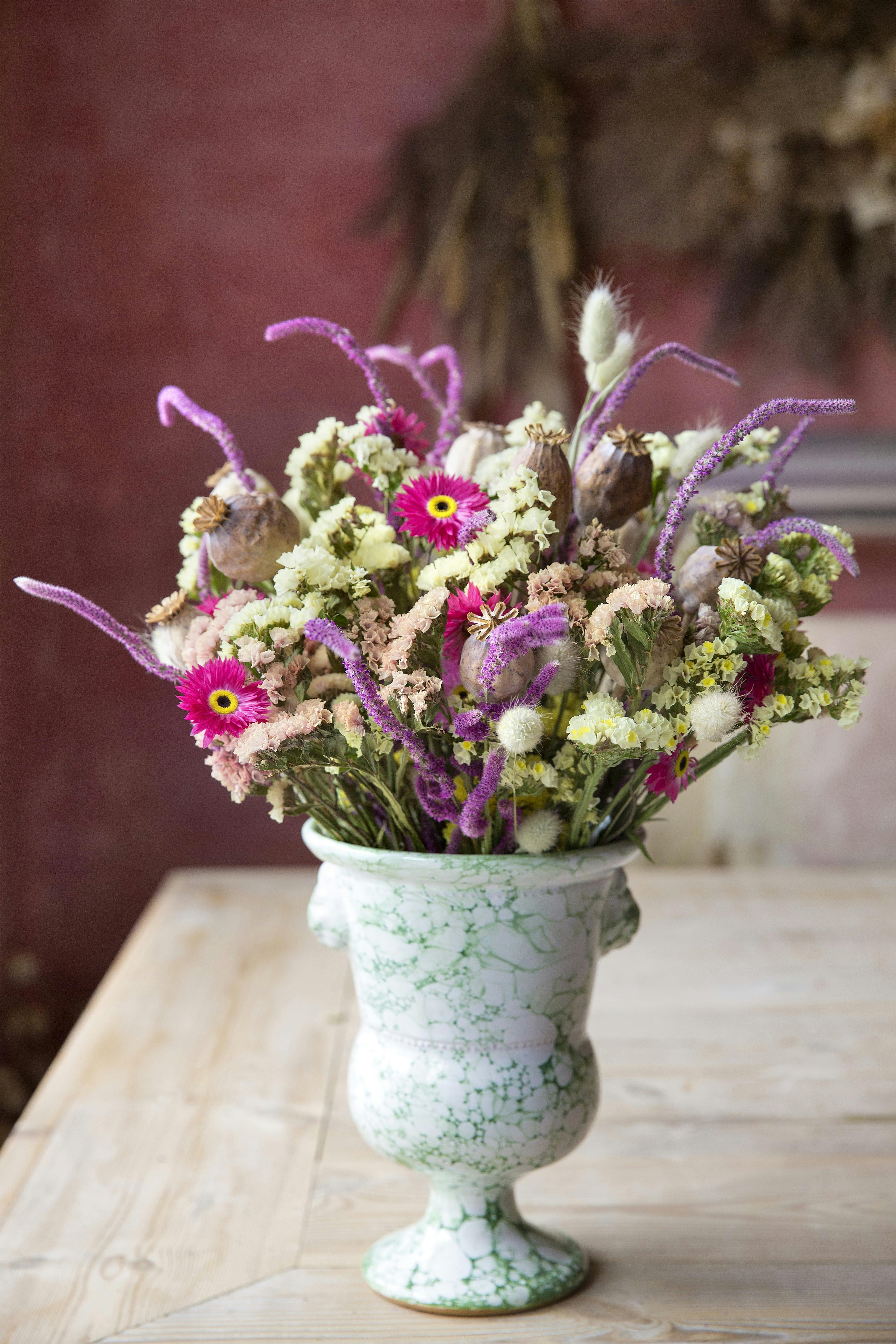 Men selv om tørrede blomster også kaldes evighedsblomster, skal man ikke forvente, at de holder for evigt.