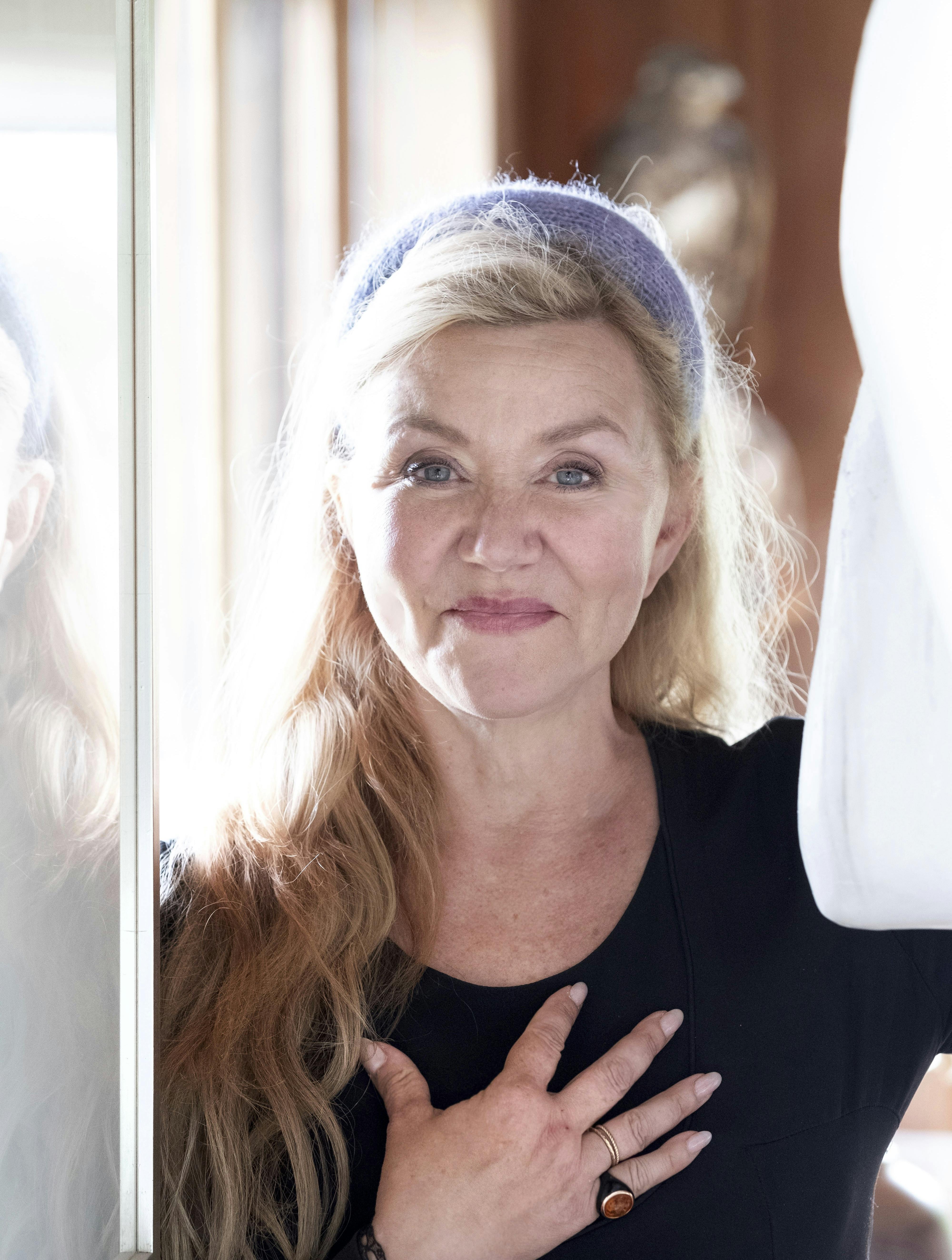 Pernille Aalund har båret samme kjole hver dag i over et år