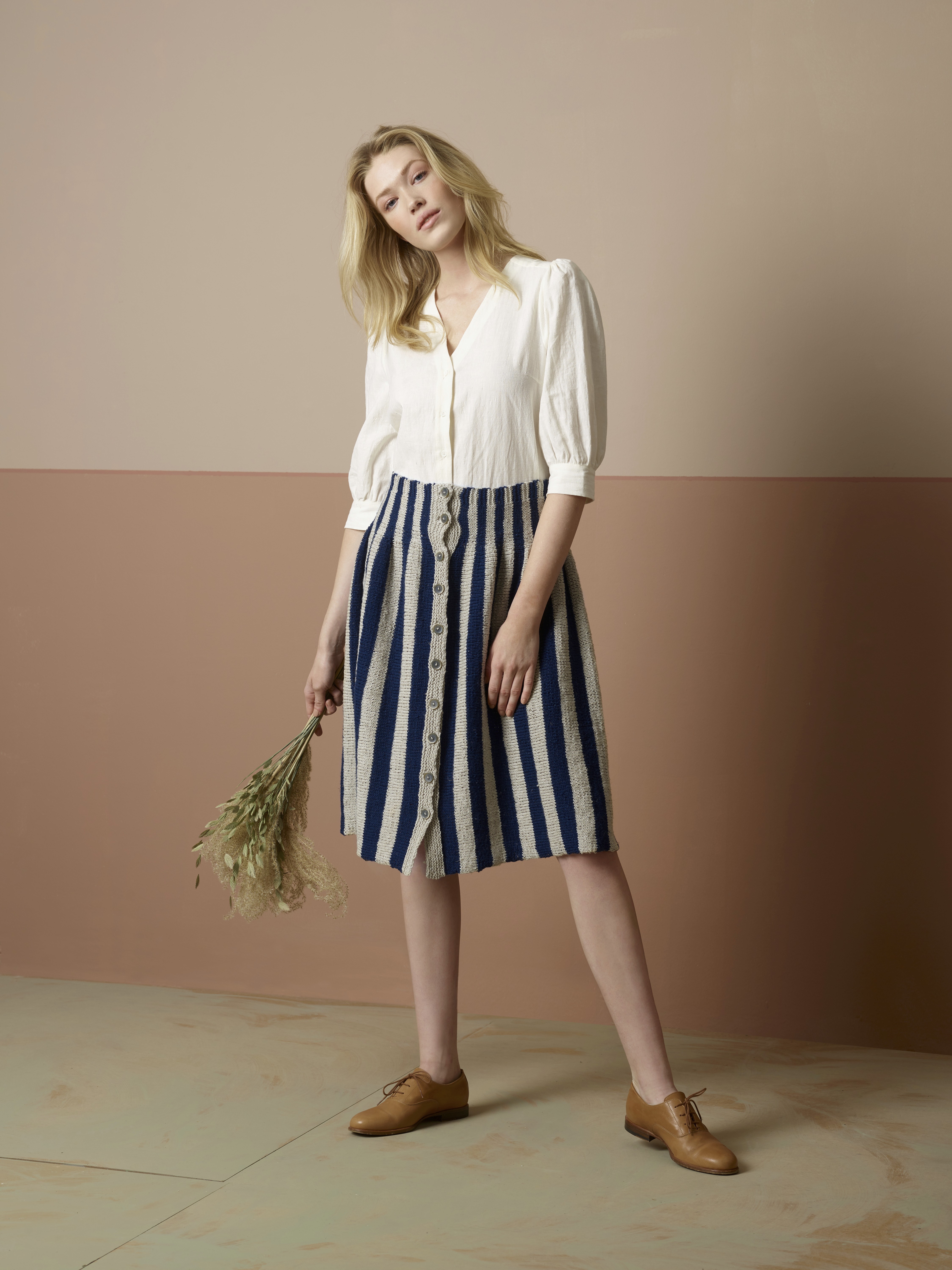 Strikket nederdel med knapper