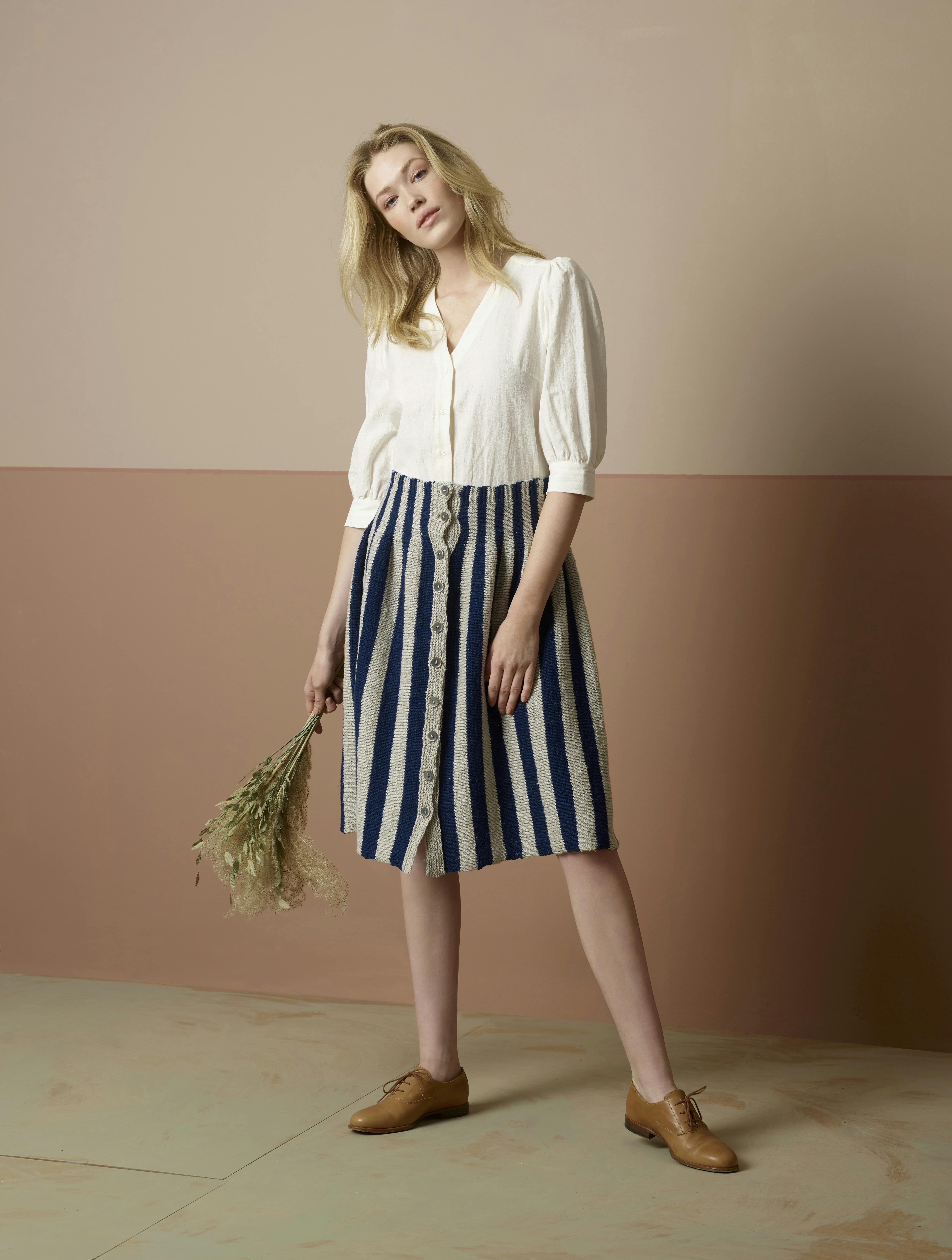 Strikket nederdel med knapper