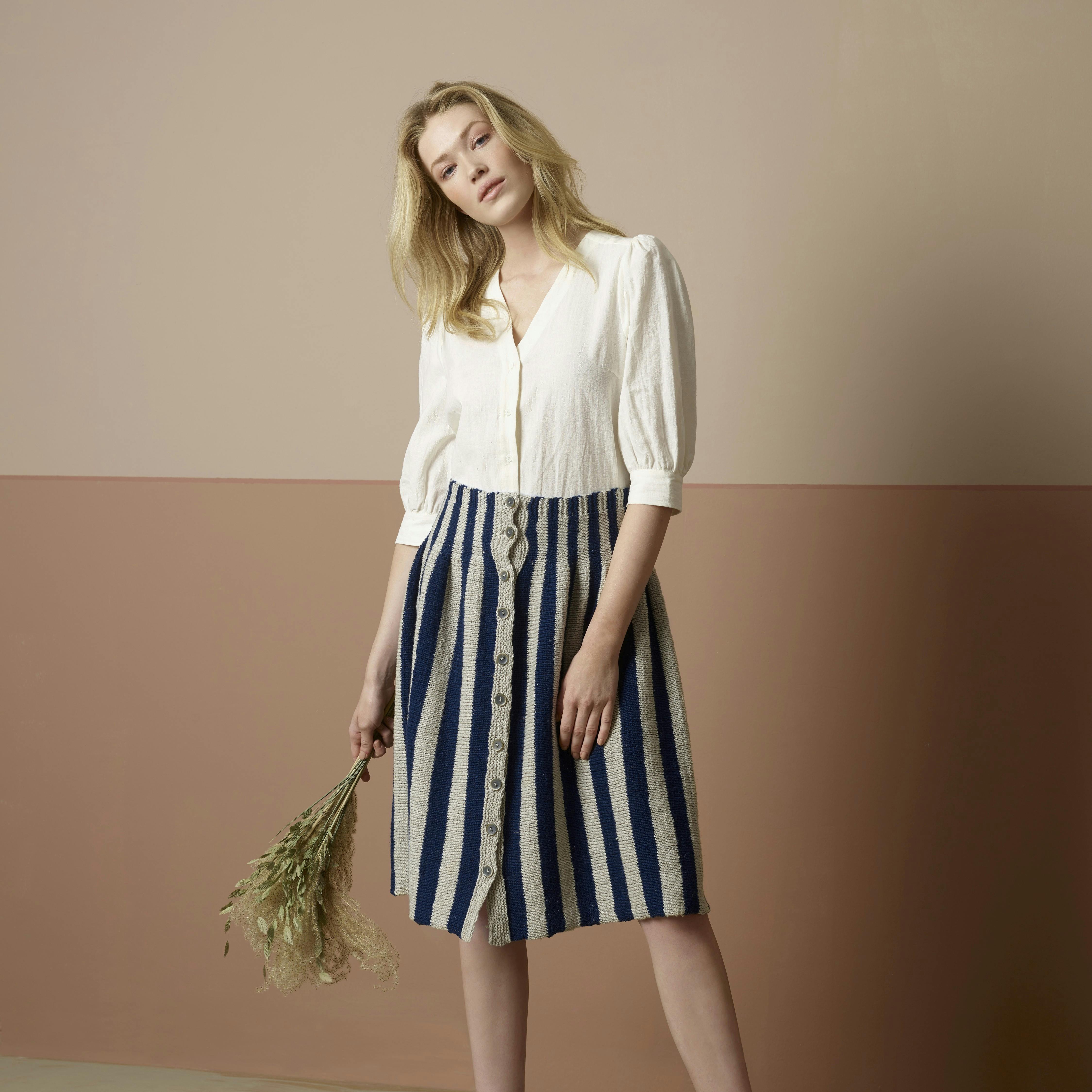 Strikket nederdel med knapper