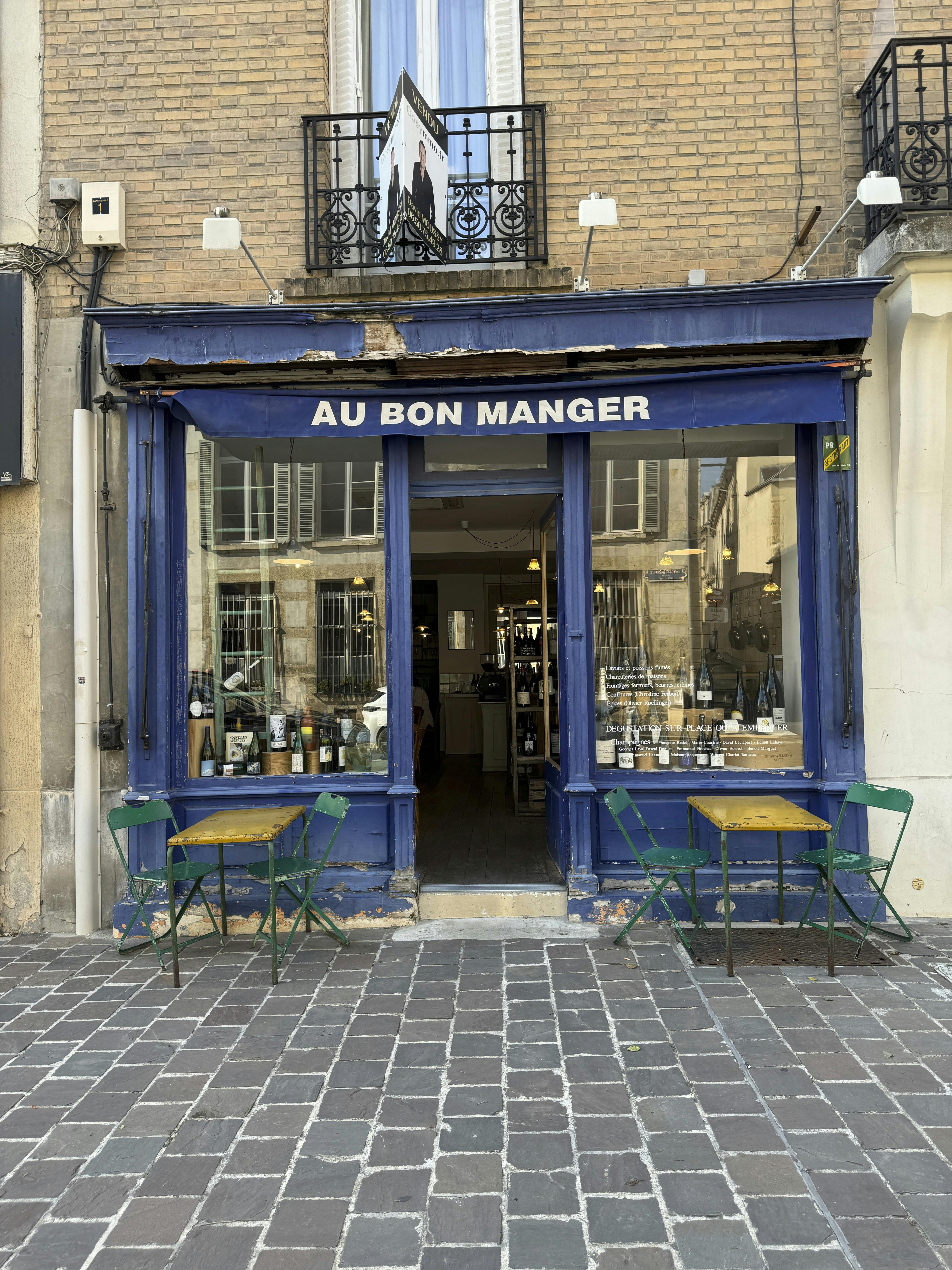 Regionen er bestemt  for mad- og vinelskere med et stort udvalg af forskellige restauranter, bistroer og vinbarer.