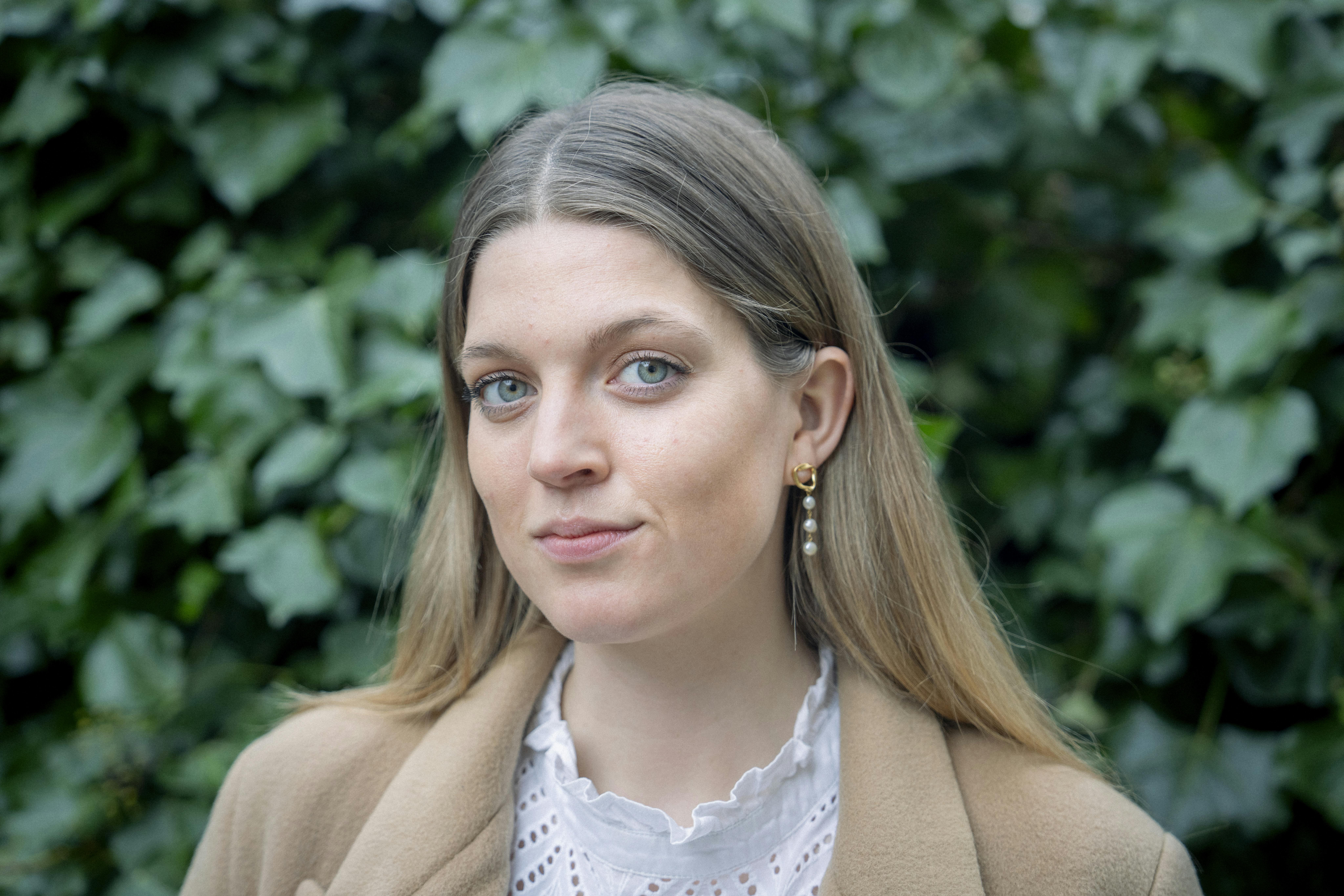 Interview med Benedikte Løje Nielsen om økonomisk ligestilling. Hun er cand. merc i Erhvervsøkonomi, Senior Project Manager i Novo Nordisk og forperson i Kvindeøkonomien. Hun fortæller bl.a. om sine egne erfaringer med investeringer som kvinde.