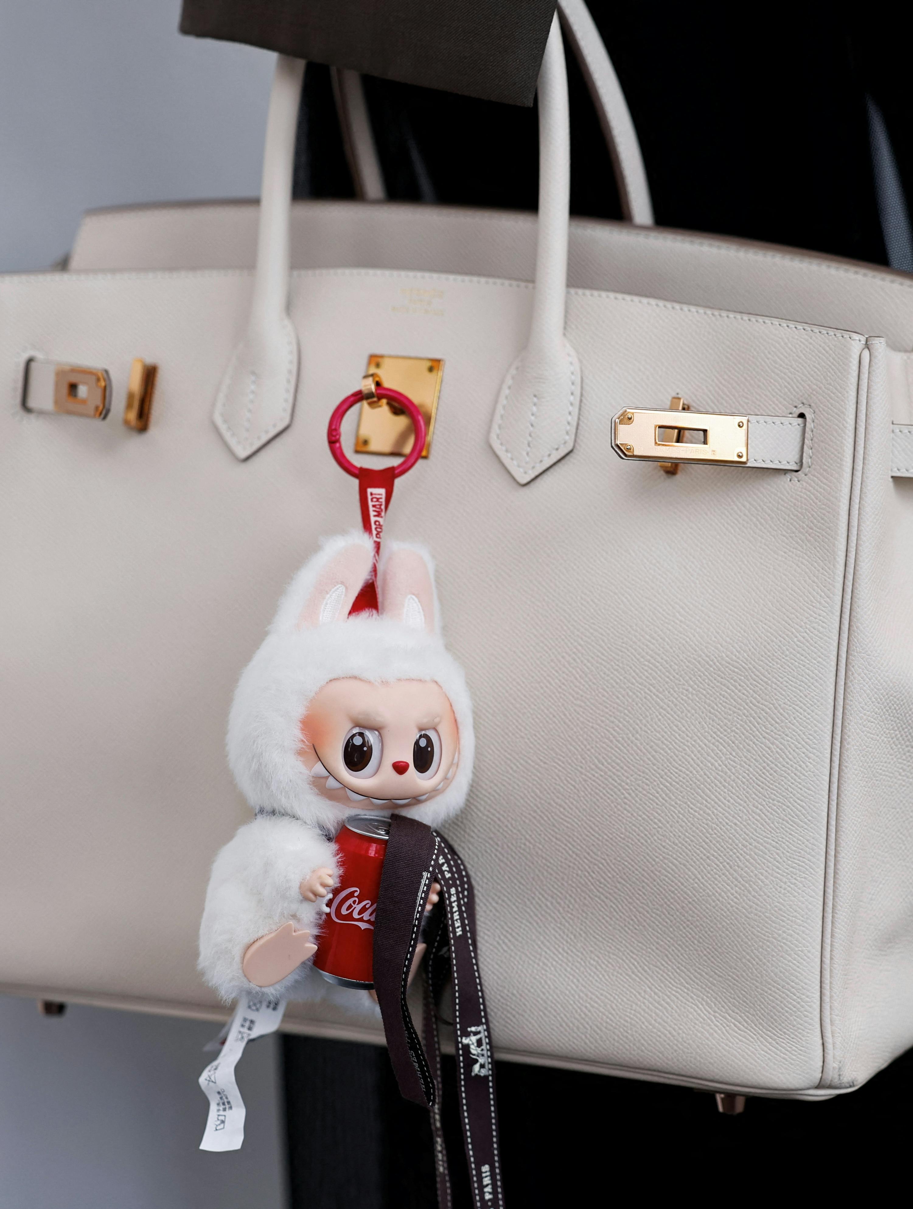 En Labubu bamse på Hermes taske