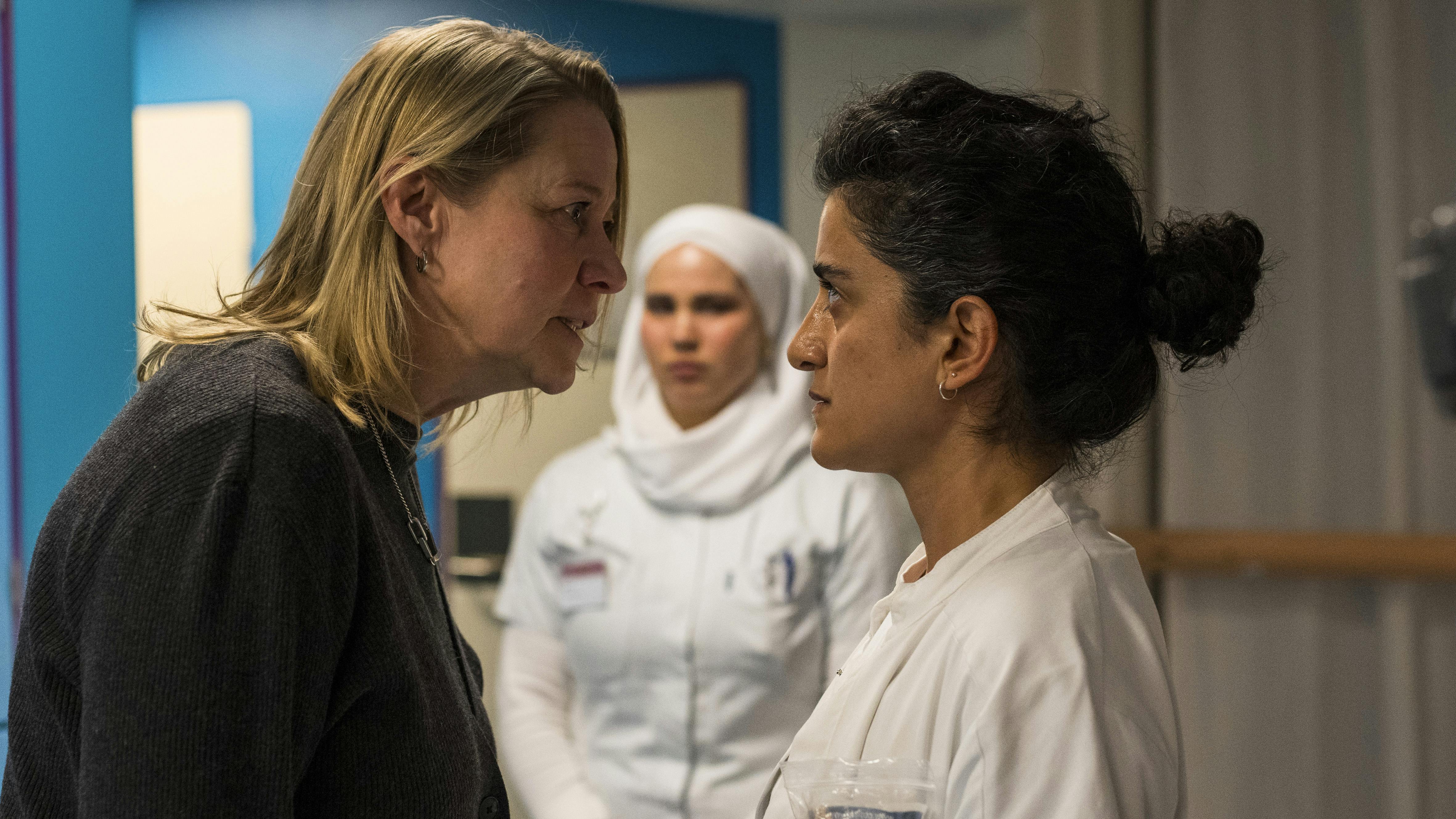 Trine Dyrholm og Özlem Saglanmak i 'Det andet offer'.