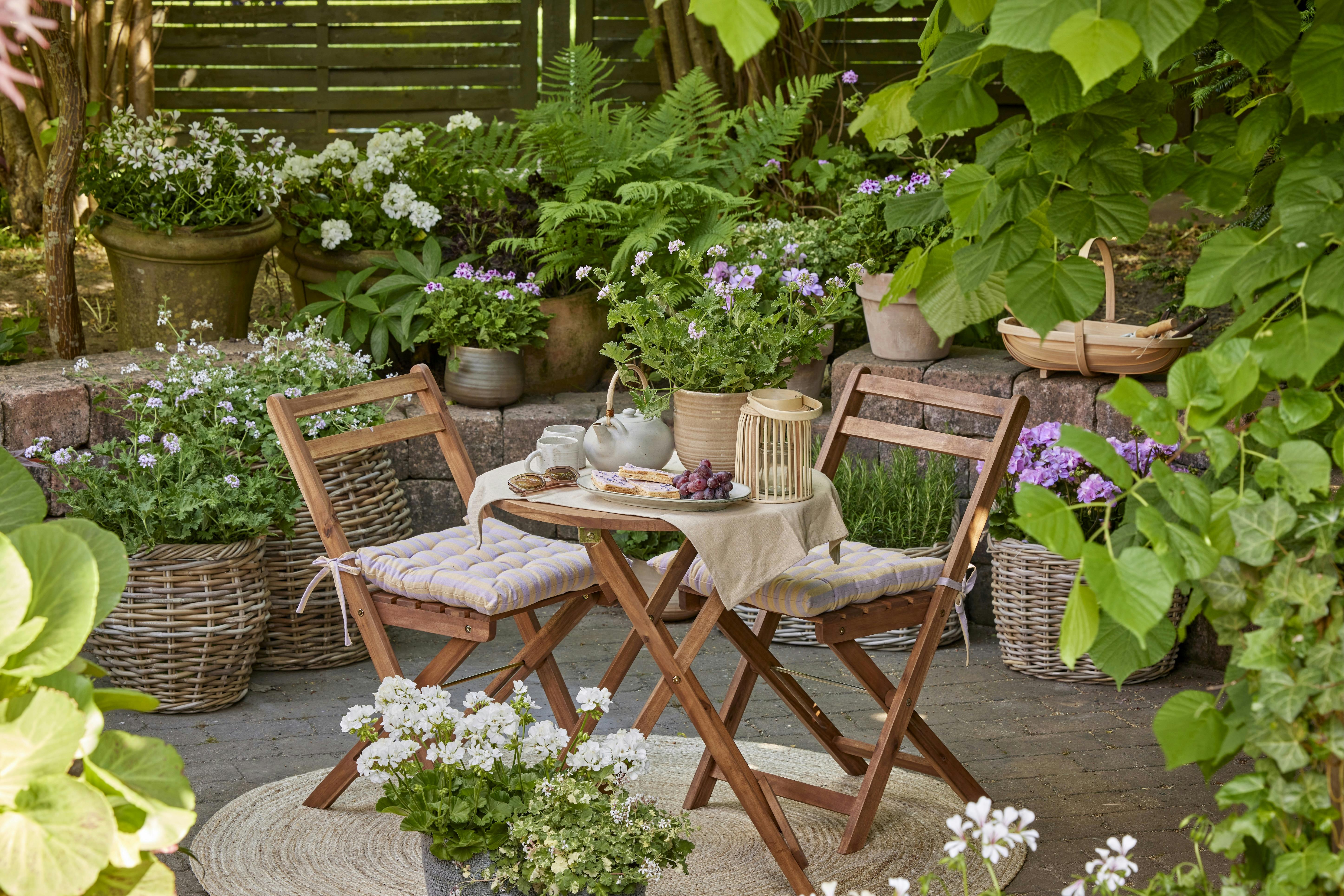 https://imgix.femina.dk/2025-06-24/2025_Geraniums_3000_Serene_Garden_Getaway_06-2_0.jpg