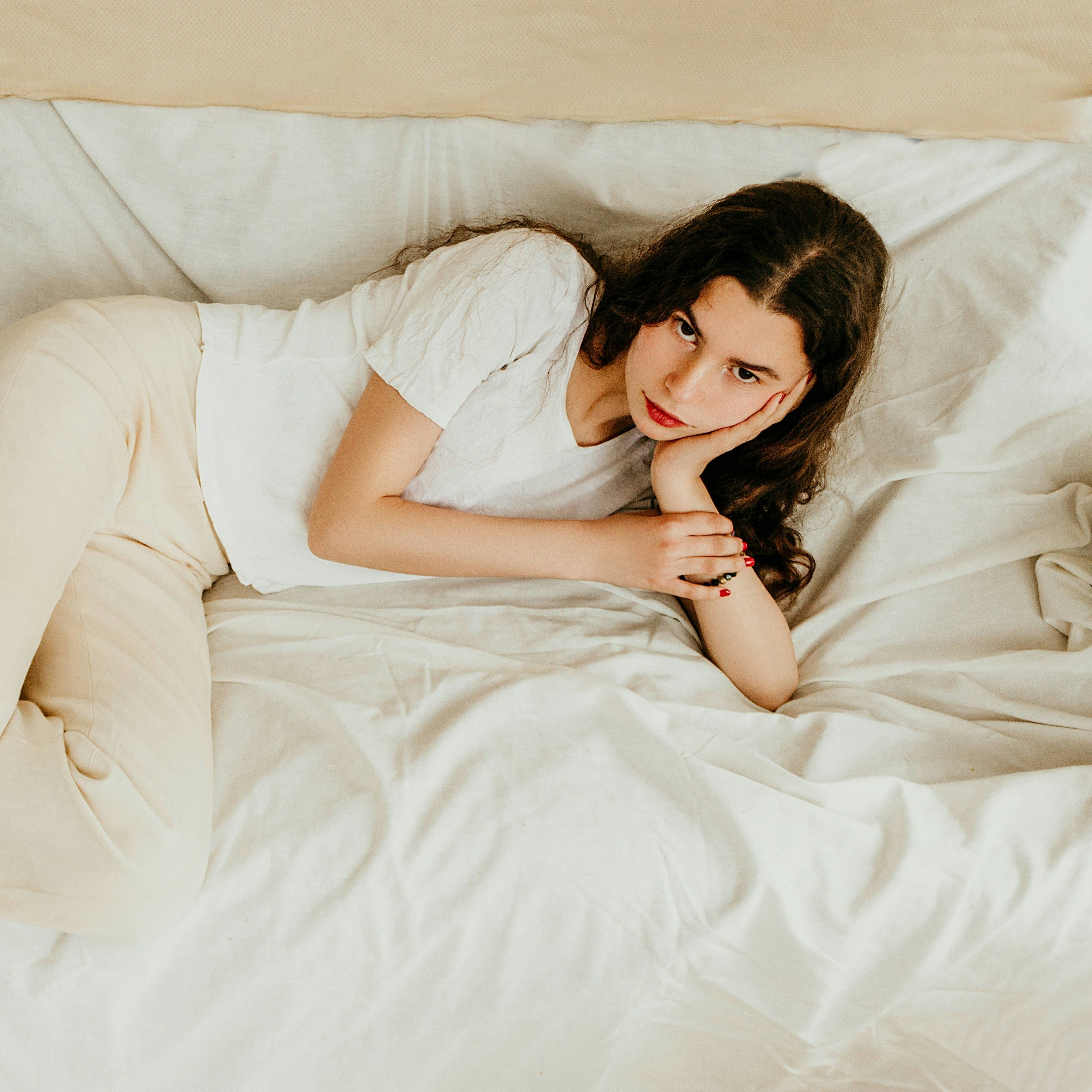 https://imgix.femina.dk/2025-06-24/kvinde-i-seng.jpeg?fm=jpg
