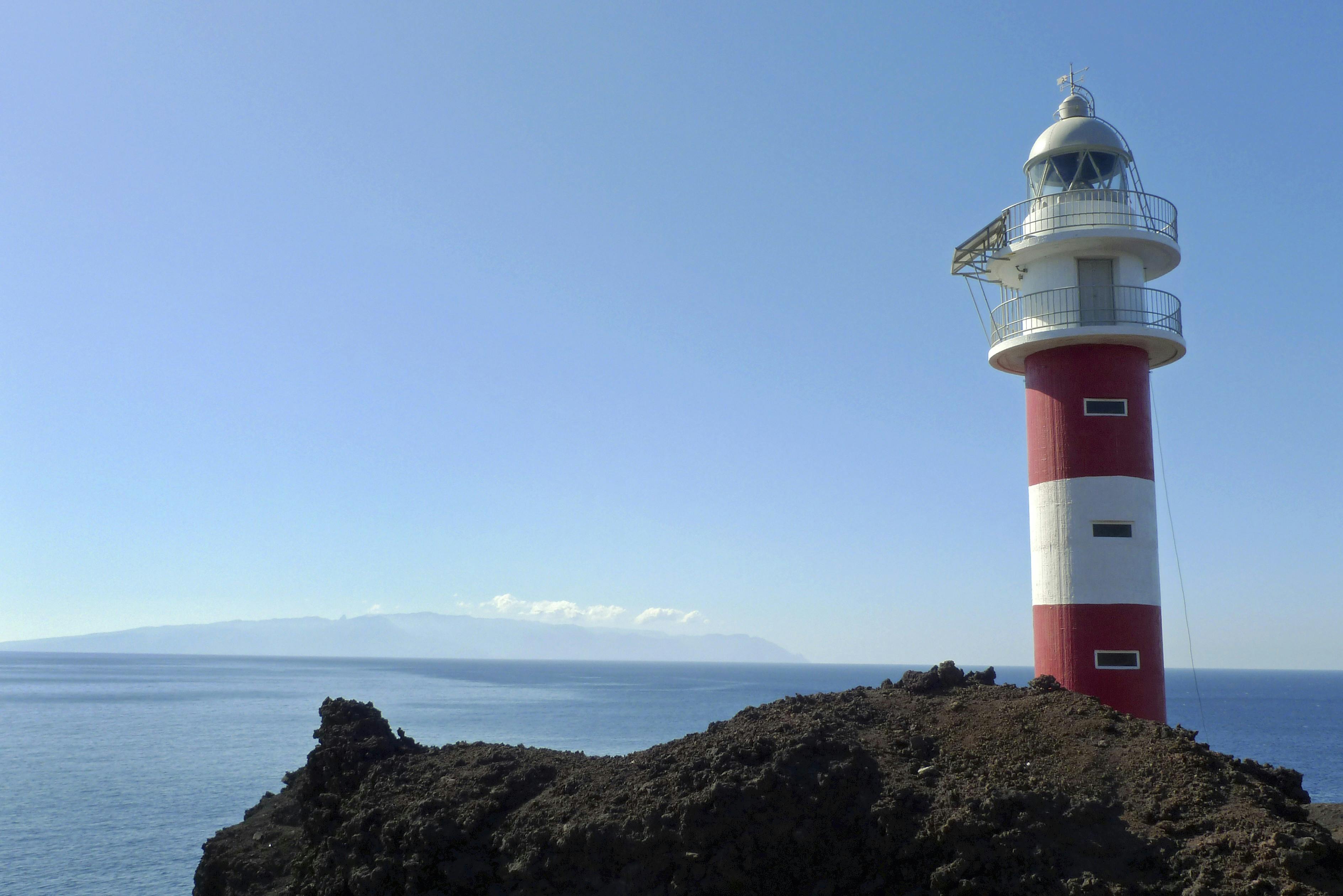 På Tenerifes vestligste punkt ligger det rød hvide fyr med storslået vue. Turen herud er lettere halsbrækkende, selv om vejen er forbedret.